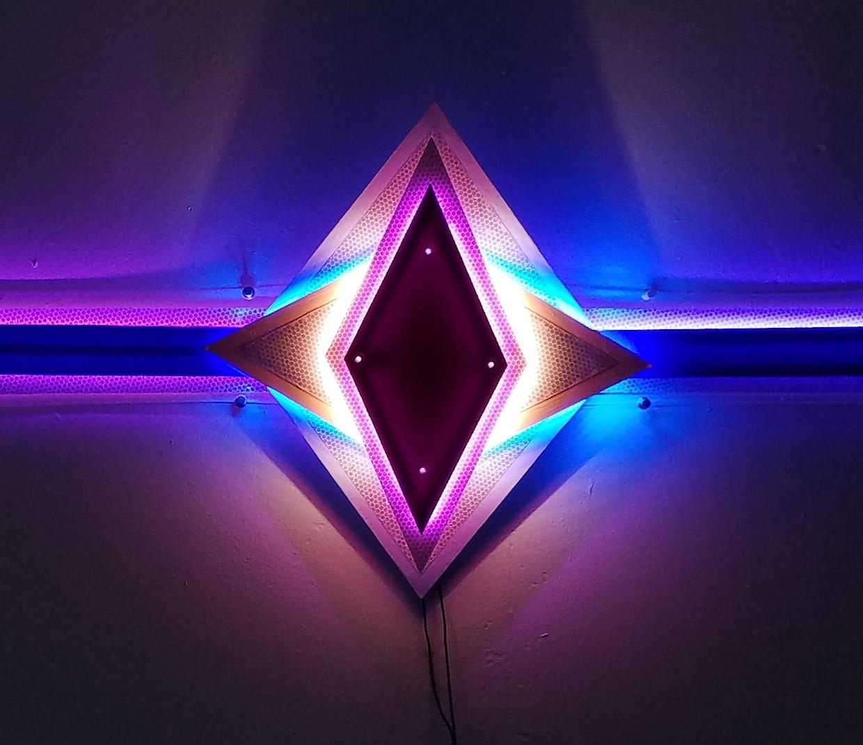 Carol Salmanson, Double Diamonds, 2018, LED, Plexiglas, Gläser, schillernde Farbe im Angebot 3