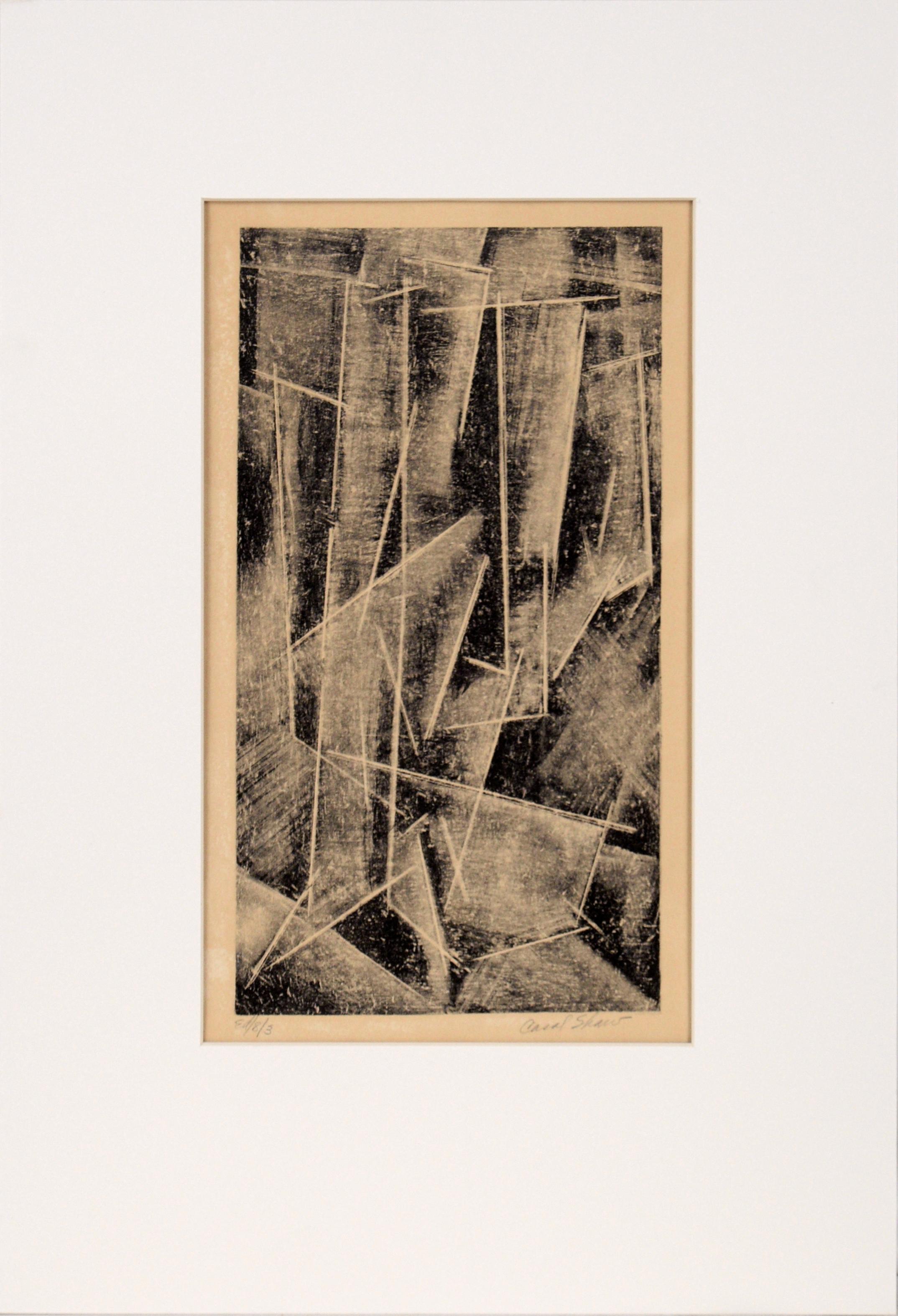 Kühne geometrische abstrakte Radierung von Carol Shaw (20. Jahrhundert). Scharfe Linien, die durch die Verwendung des negativen Raums entstehen, unterteilen die Komposition in Abschnitte, zwischen denen Schattierungen liegen. Die Schattierung