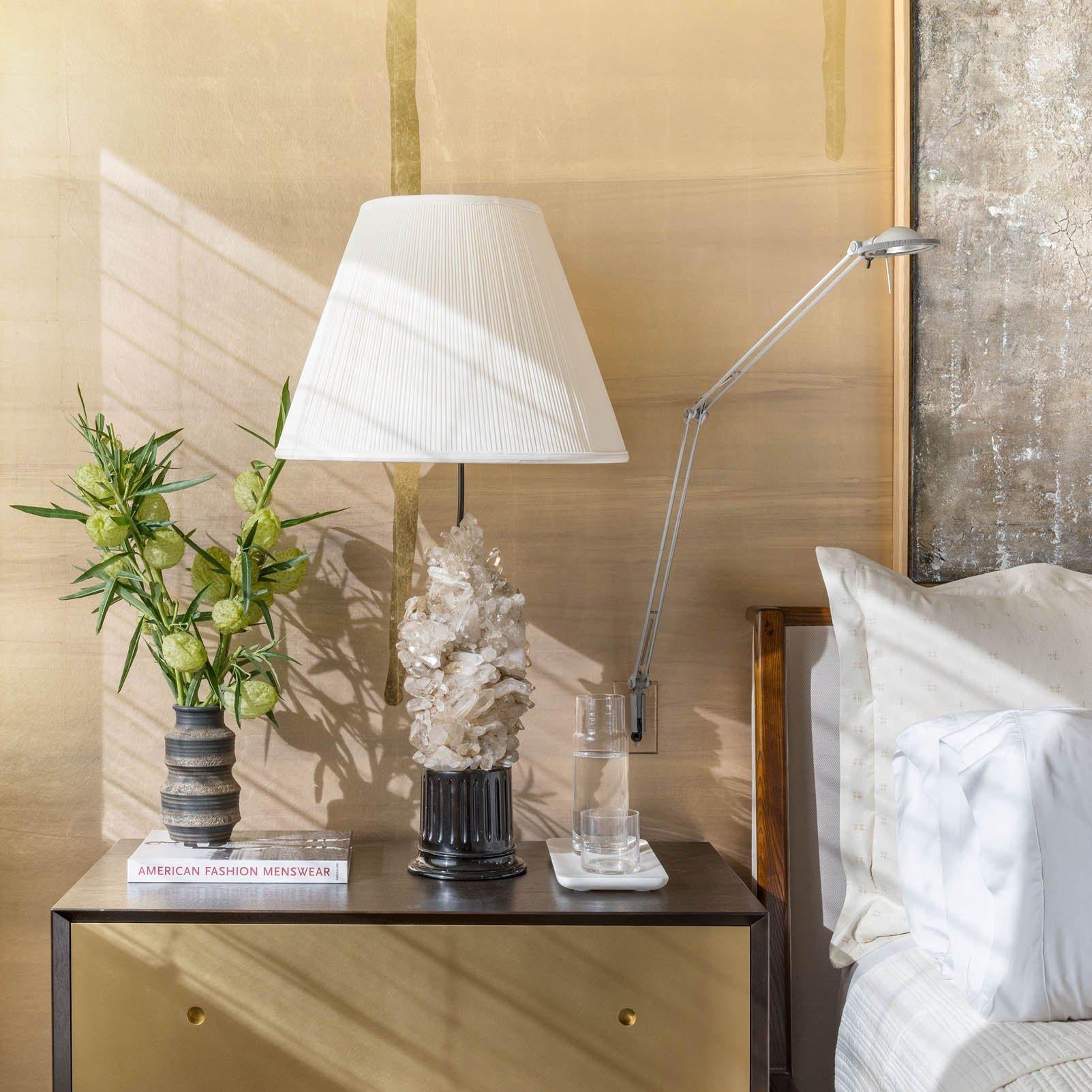 Fabriquées par l'incroyable Carol Stupell, ces magnifiques lampes de table sont ornées d'un magnifique quartz de cristal non taillé. Chaque lampe est élégamment présentée sur un élégant socle en marbre noir et équipée de doubles prises et de chaînes