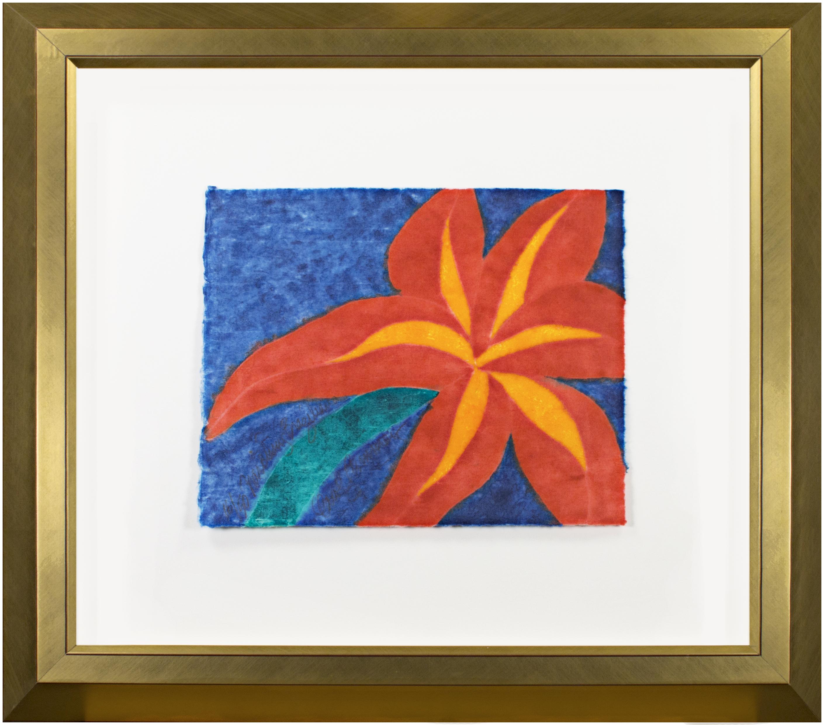 La présente œuvre est un exemple vibrant et coloré des gravures sur bois de Carol Summers. L'image est dominée par la forme d'une fleur tropicale rouge, cadrée de près autour des pétales comme dans les photographies d'Imogen Cunningham et les