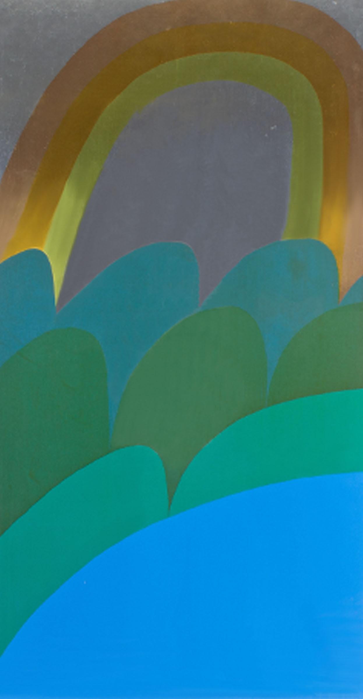Eine limitierte Auflage einer Serigrafie auf Metallfolie mit dem Titel Coast Range von der amerikanischen Grafikerin Carol Summers (1925-2016). Der Metallic-Serigraphie-Druck zeigt einen roten und gelben Regenbogen über blauen und grünen Wellen, die