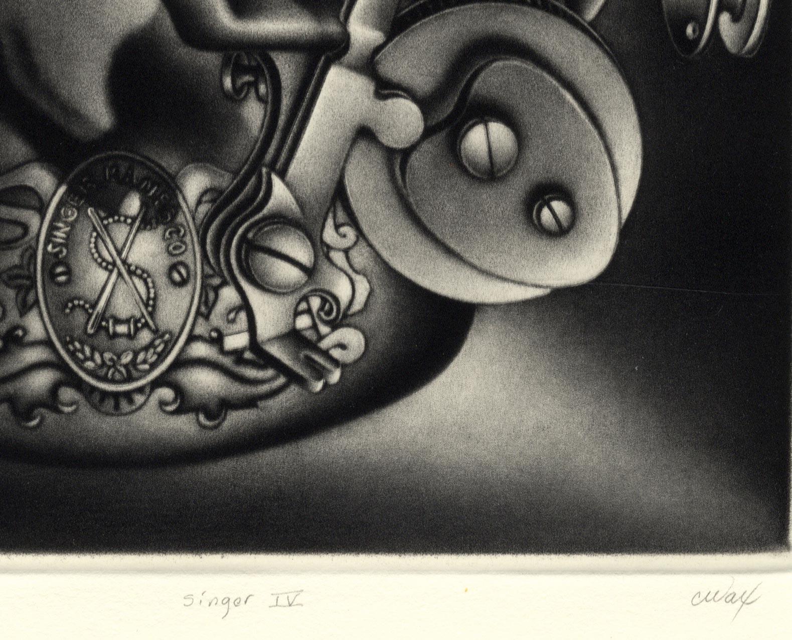 Singer IV (une partie d'un machine à écrire emblématique) - Contemporain Print par Carol Wax