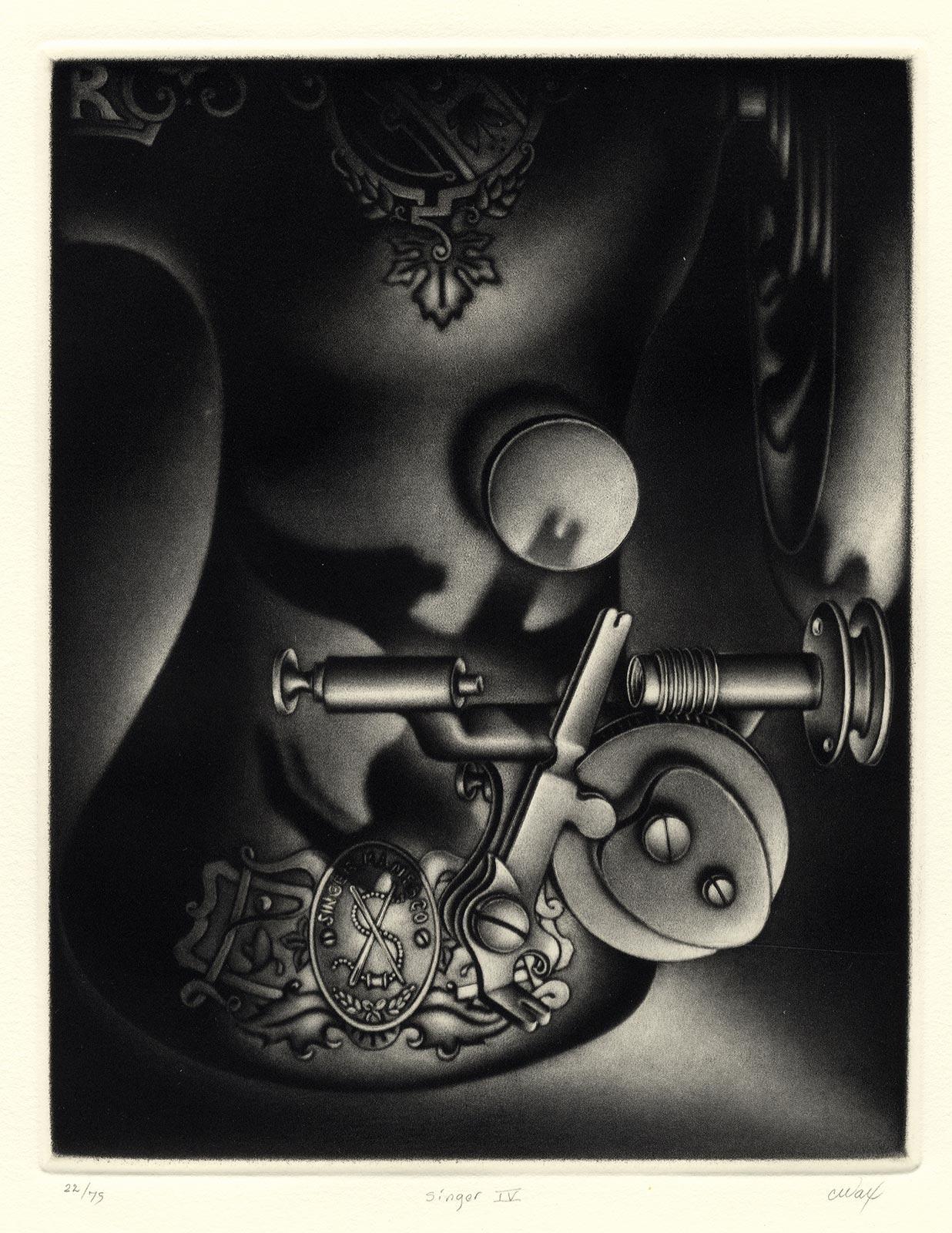Singer IV (une partie d'un machine à écrire emblématique) - Noir Still-Life Print par Carol Wax