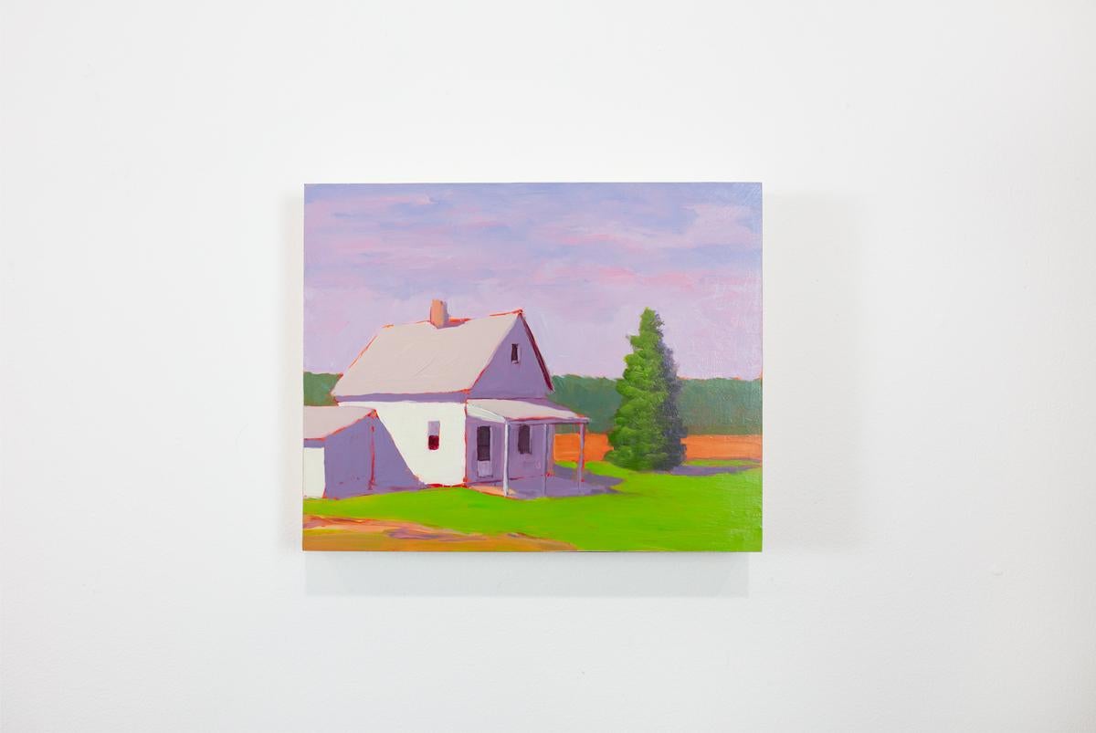Dieses kleine, zeitgenössische Landschaftsgemälde von Carol Young zeichnet sich durch eine farbenfrohe Palette aus und fängt ein weißes Haus ein, das kühle, stark violette Schatten über lebhaft grünes Gras wirft. Die kühlen violetten Schatten