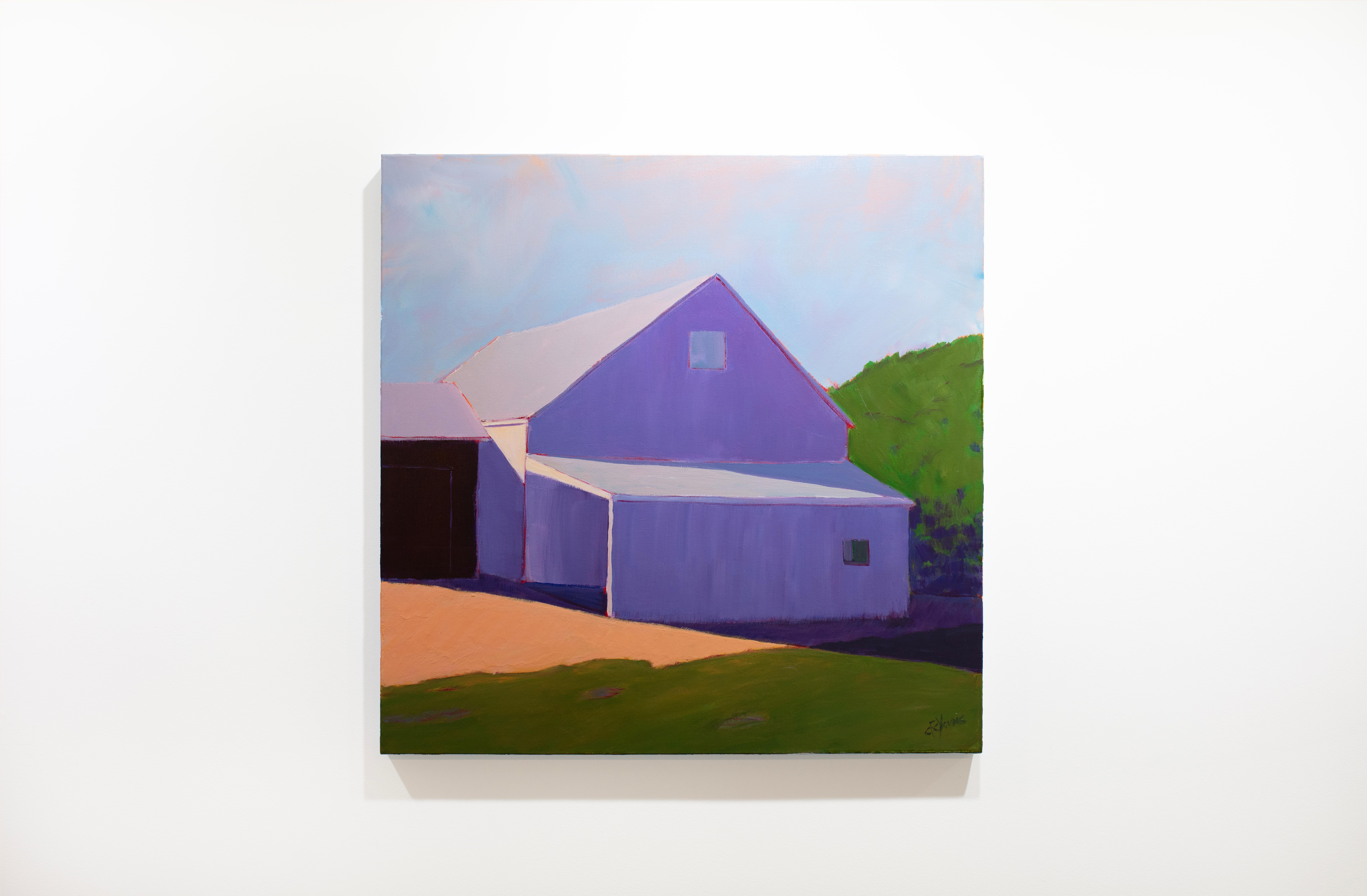 Dieses zeitgenössische realistische Landschaftsgemälde von Carol Young zeigt eine Scheune in einer ländlichen Umgebung. Es zeichnet sich durch eine lebendige, kontrastreiche Farbpalette mit einer violetten architektonischen Struktur, grünem Laub und