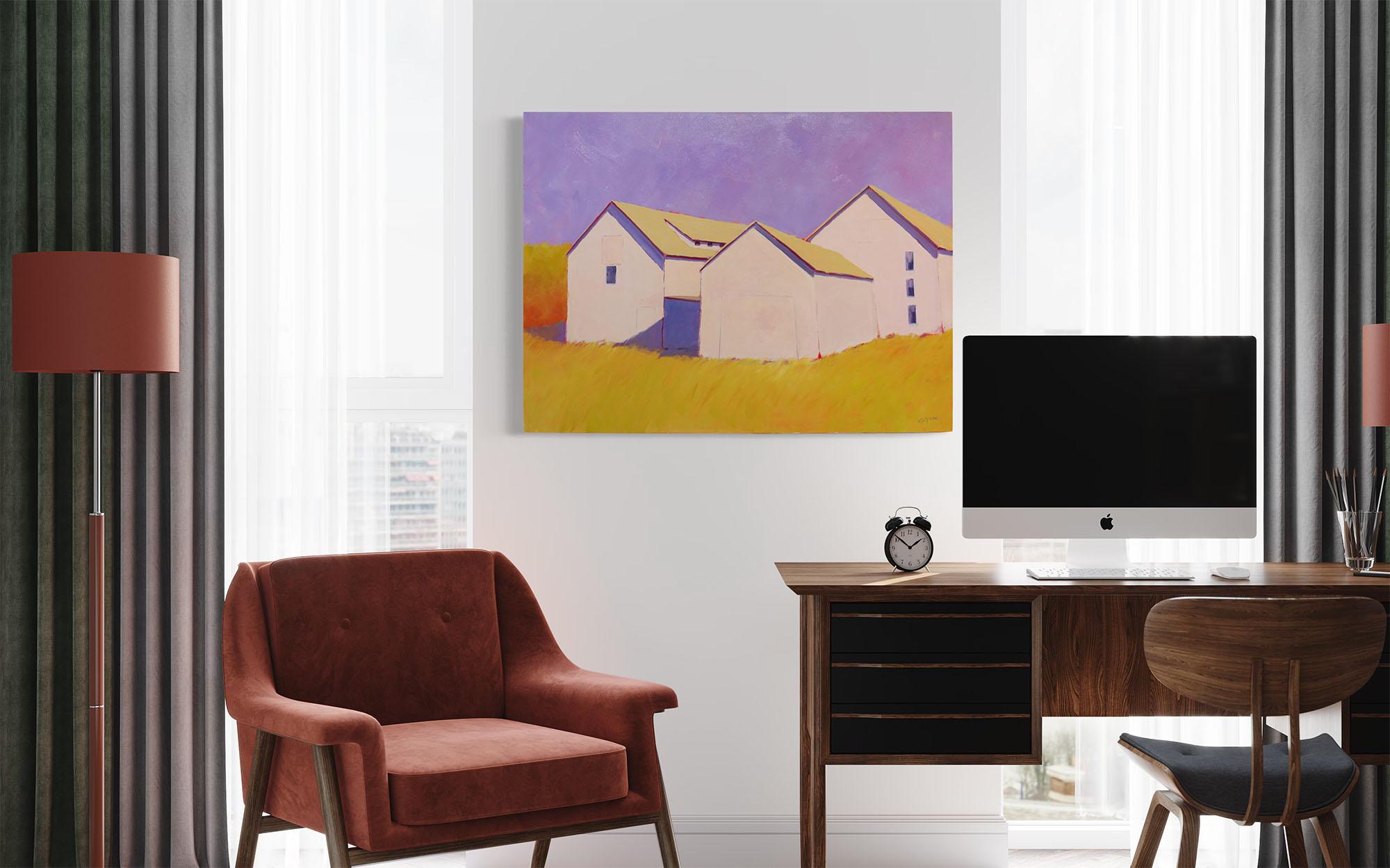 Dieses farbenfrohe, zeitgenössische Landschaftsgemälde von Carol Young zeichnet sich durch eine warme, lebendige Farbpalette aus und zeigt drei Scheunen in einem goldgelben Feld vor einem kontrastreichen hellvioletten Himmel. Die Scheunen werfen