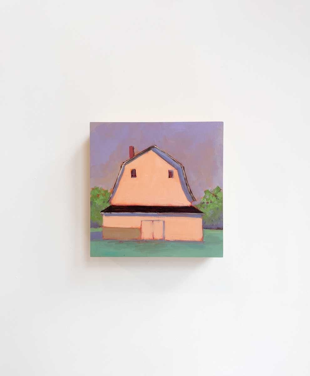 Este pequeño cuadro contemporáneo de Carol Young presenta una vibrante paleta de colores rosa, morado y verde claro, que capta la estructura de un granero de Nueva Inglaterra. El cuadro está realizado sobre tabla y tiene los lados limpios de madera