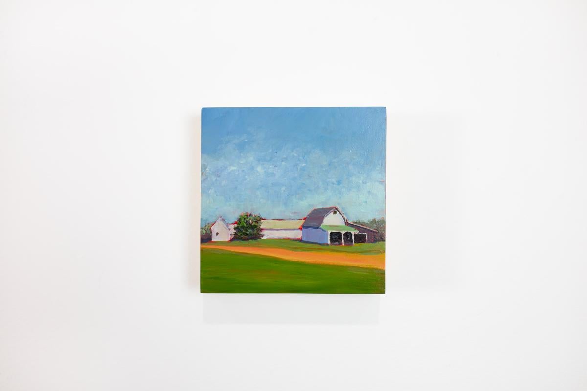 Dieses kleine zeitgenössische Landschaftsgemälde von Carol Young zeigt eine farbenfrohe Palette und fängt eine ländliche Szene unter blauem Himmel ein, mit leuchtend grünem Gras, das von einer warmen orangefarbenen Straße im Vordergrund kontrastiert