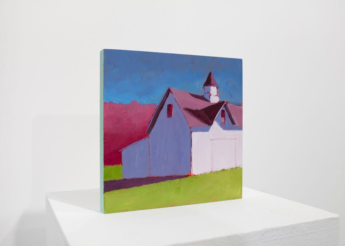 Ce petit paysage rural contemporain peint par Carol Young présente une scène légèrement abstraite d'une grange et une palette contrastée de bleu, de vert et de rouge. Le tableau est divisé en plans de couleur simplifiés, capturant la chaleur du