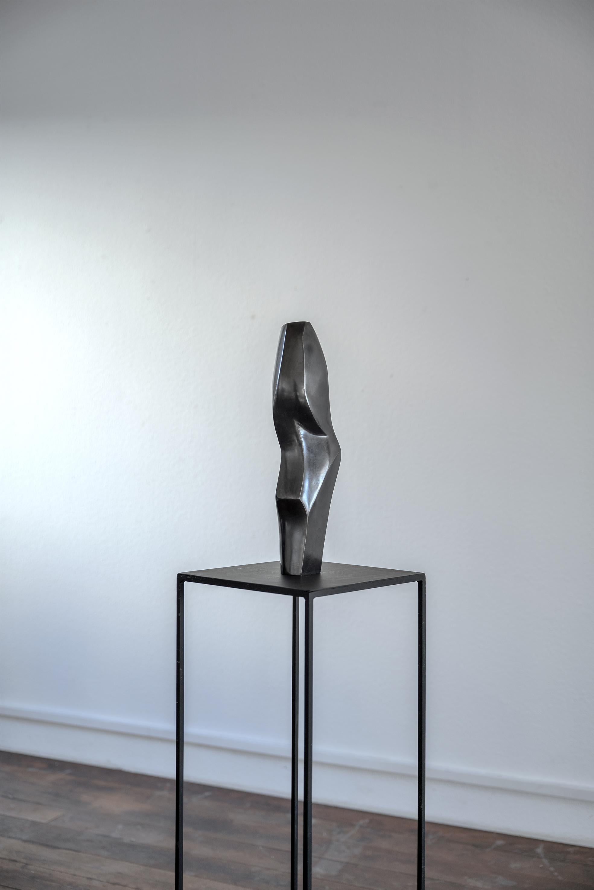 Bronze Black Sculpture 'Stele III' by Carola Eggeling, Bronze Patinated
Abstract sculpture with beautiful curved lines.

German bronze sculpture
Bronze Black Patinated
Numbered and signed artwork
Limited edition of 9
Measures: H. 45 x 12 x 9