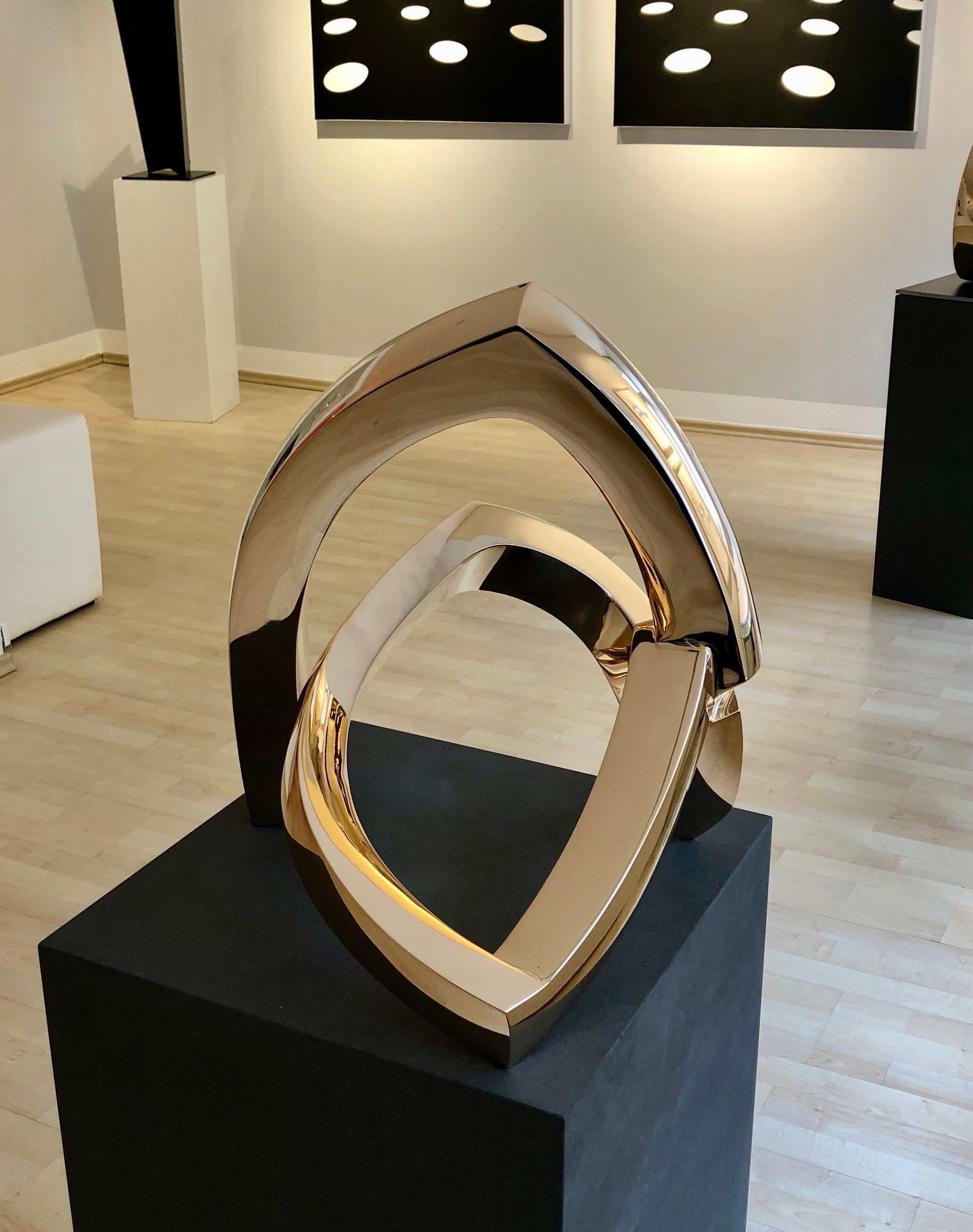 Bronze Sculpture 'O.T. VII' by Carola Eggeling
Abstract sculpture with beautiful curved lines.

German bronze sculpture
Bronze Polished 
Certificate of authenticity
Numbered and signed artwork
Limited edition of 9
Measures: H. 41 x 41 x 46