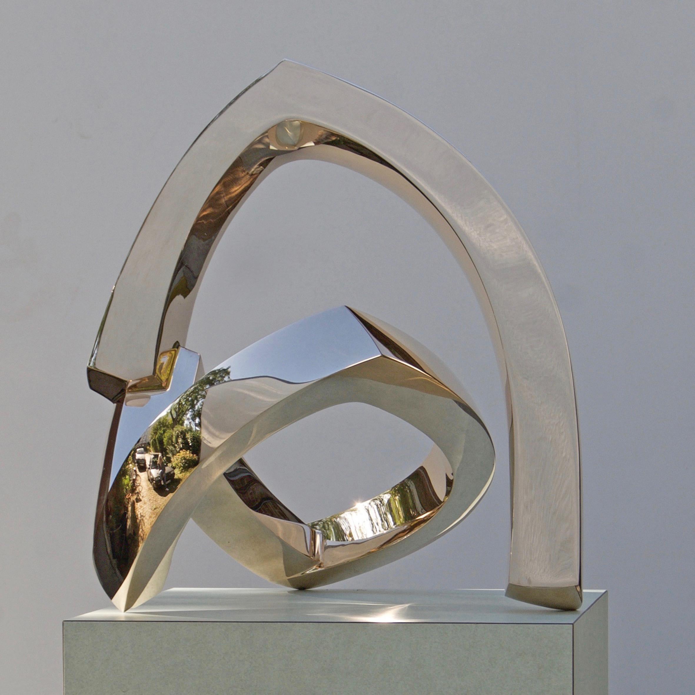 Abstract sculpture with beautiful curved lines and golden skin. 

Polished bronze sculpture
Signed and numbered by the artist
Limited edition of 9
Measures: h41 x w41 x d46 cm
