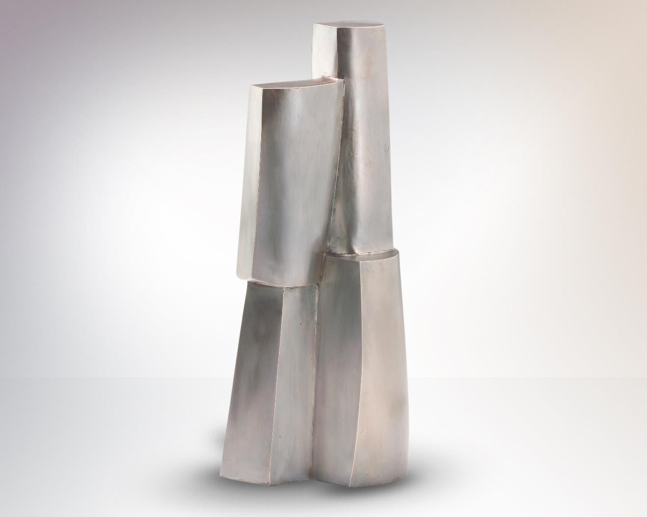 Abstract sculpture with beautiful curved lines.

German silver sculpture (alloy of copper, nickel and zinc)
Numbered and signed artwork
Limited edition 2/9
Measures: 47 x 15 x 20 cm.