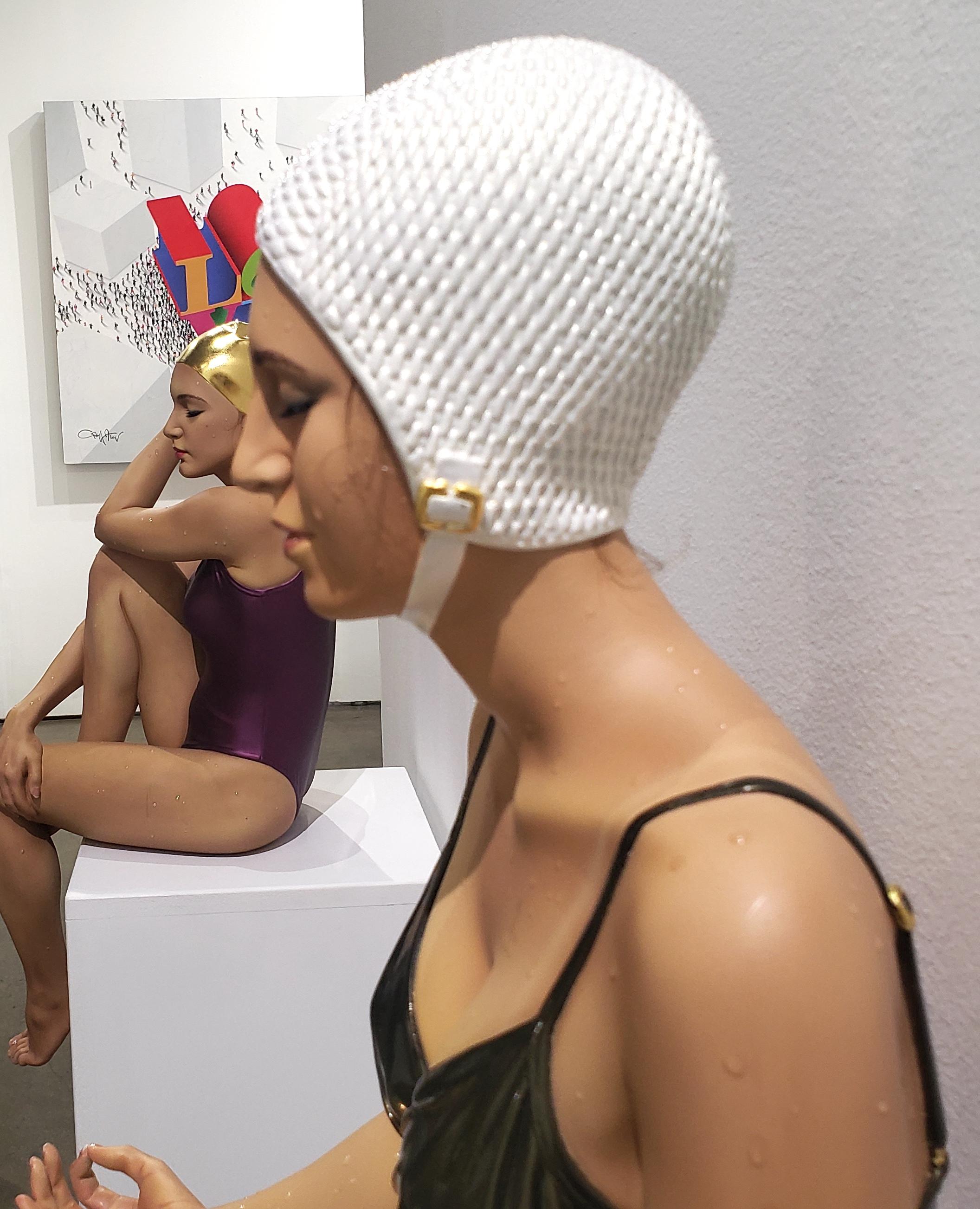 Balance Miniature avec bonnet blanc en perle peinte et costume vert - Gris Abstract Sculpture par Carole A. Feuerman