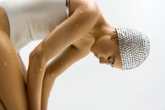 Miniature Quan mit perlweißem Anzug 3/28 - Hyperrealismus, weibliche Kunstharzskulptur