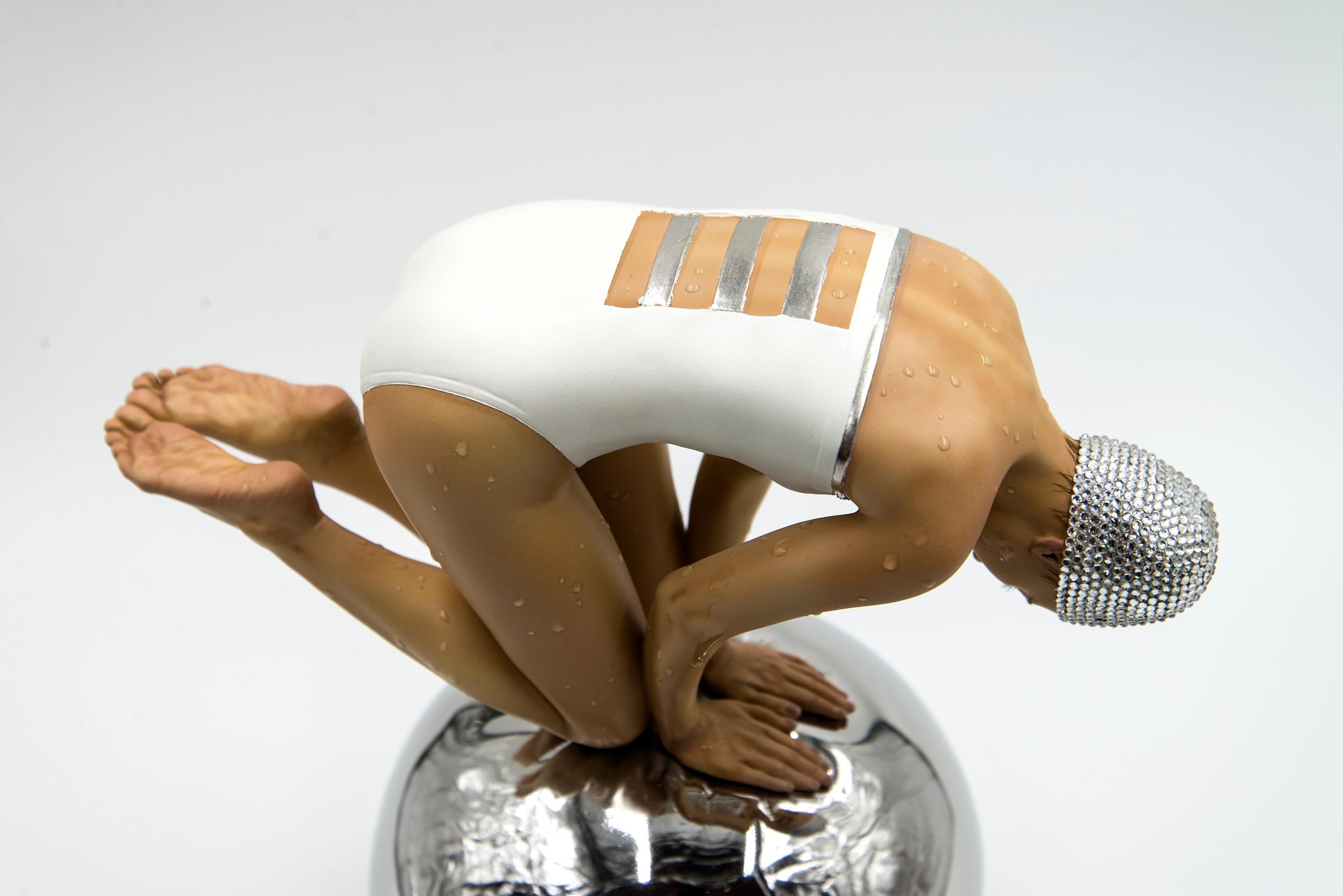 Miniature Whiting avec costume blanc perle 3/28 - hyperréalisme, sculpture féminine en résine - Contemporain Sculpture par Carole A. Feuerman