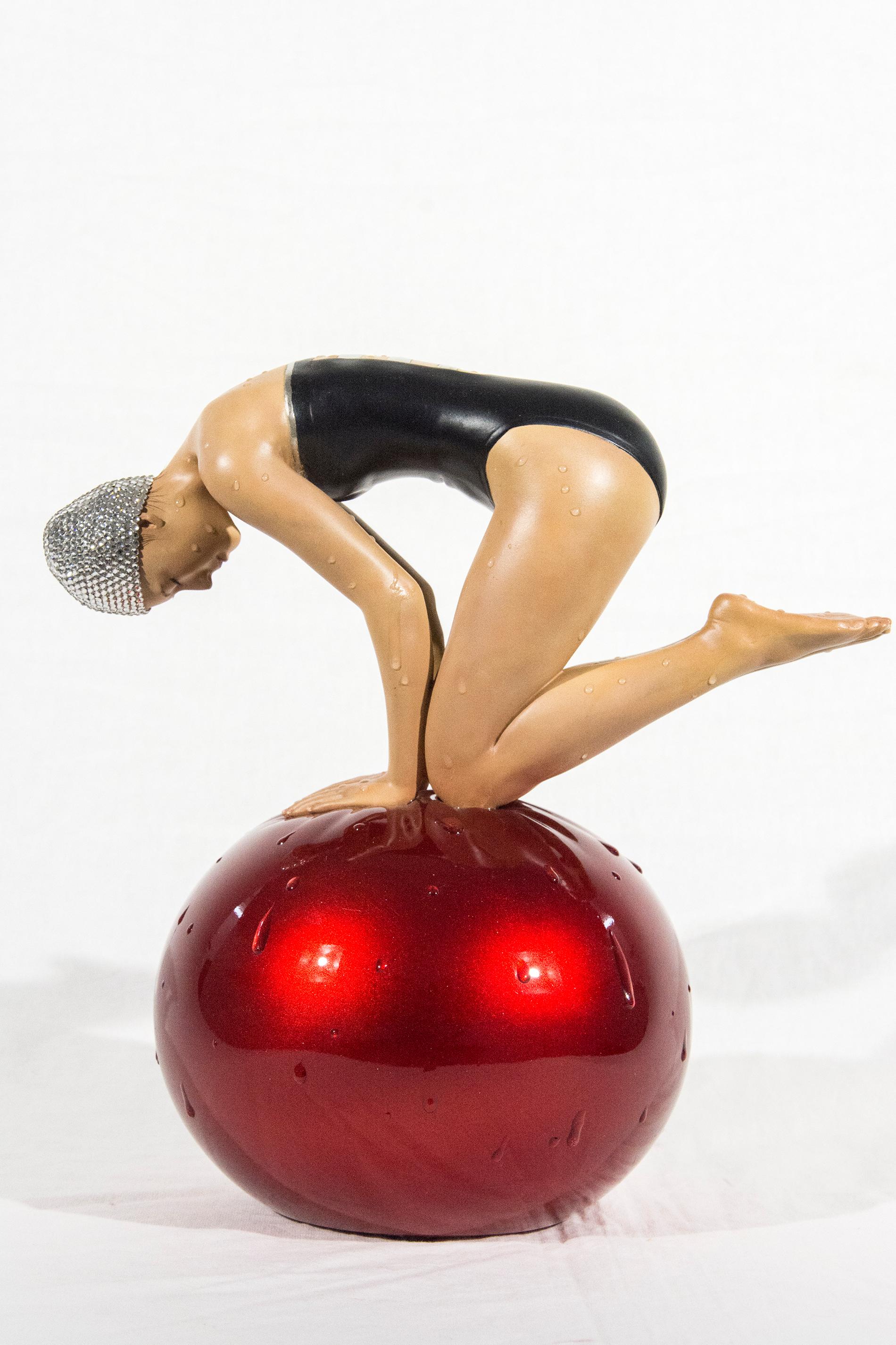 Miniatur Quan mit roter Kugel und Swarovski-Kristallkappe 16/28 (Realismus), Sculpture, von Carole A. Feuerman