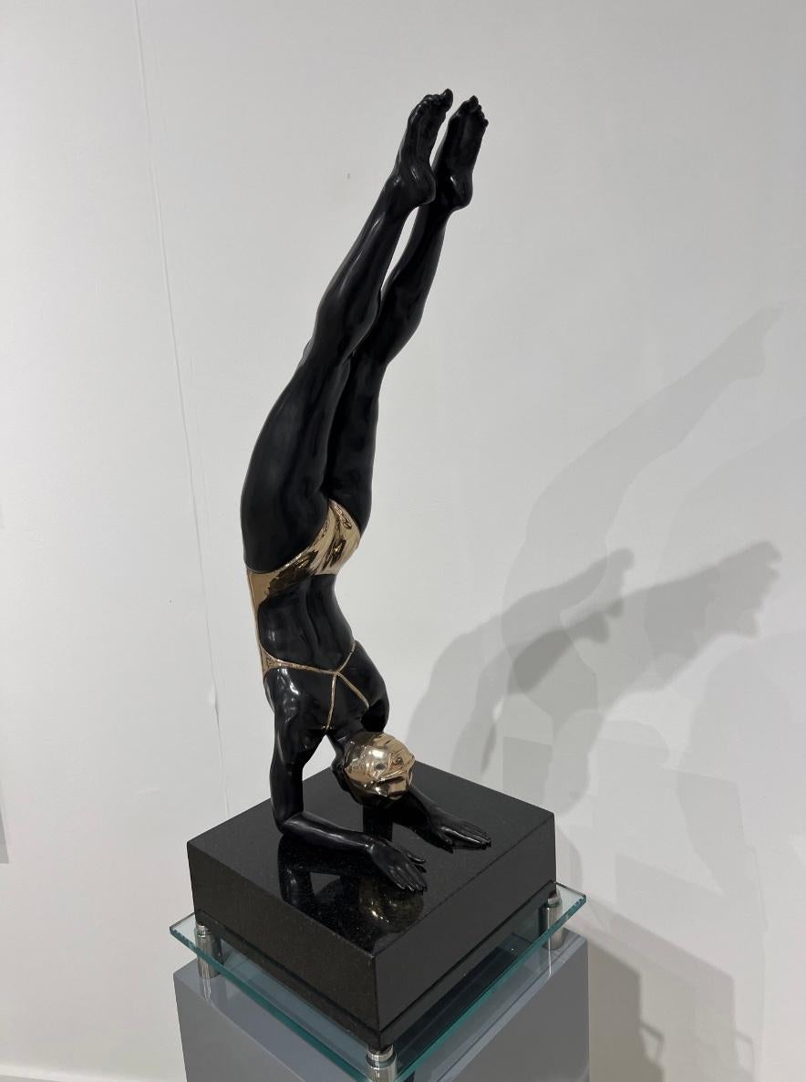 Perseverance (bronze), plateau de table - Contemporain Mixed Media Art par Carole A. Feuerman