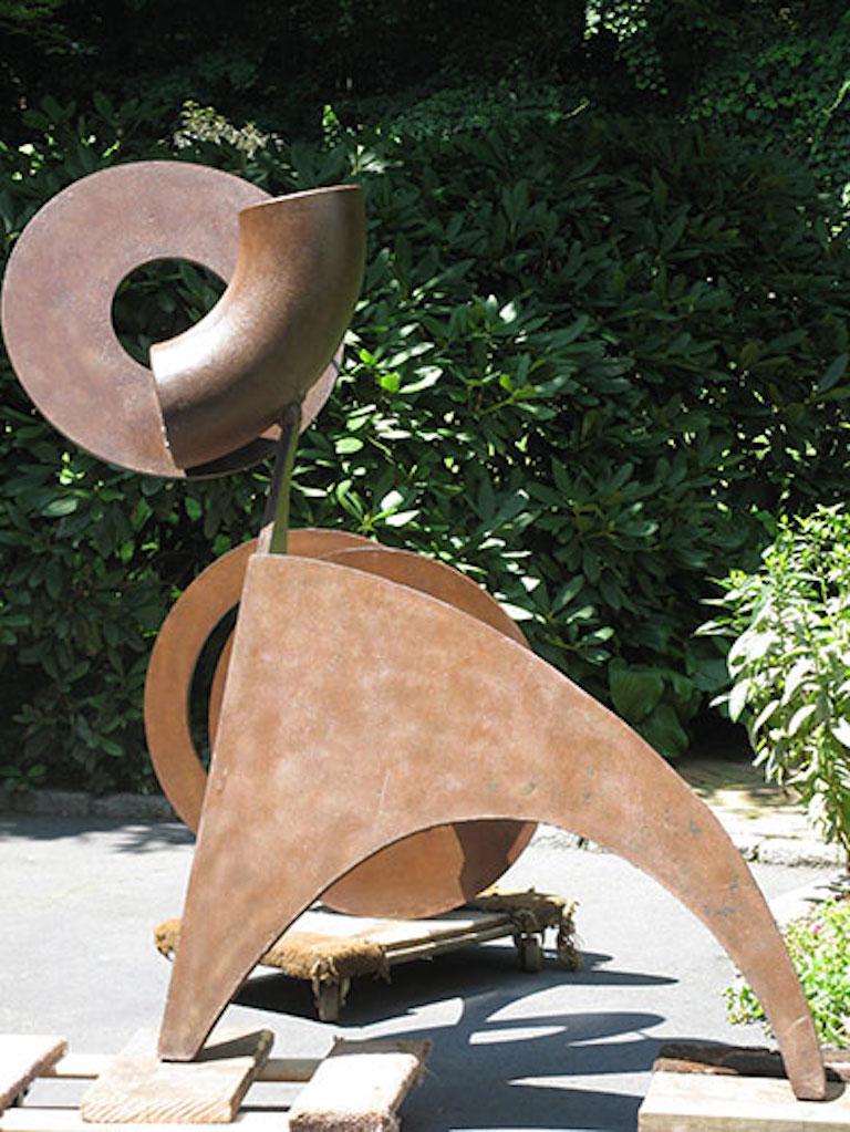 Sculpture d'extérieur abstraite en acier à grande échelle « Caucus » en vente 1
