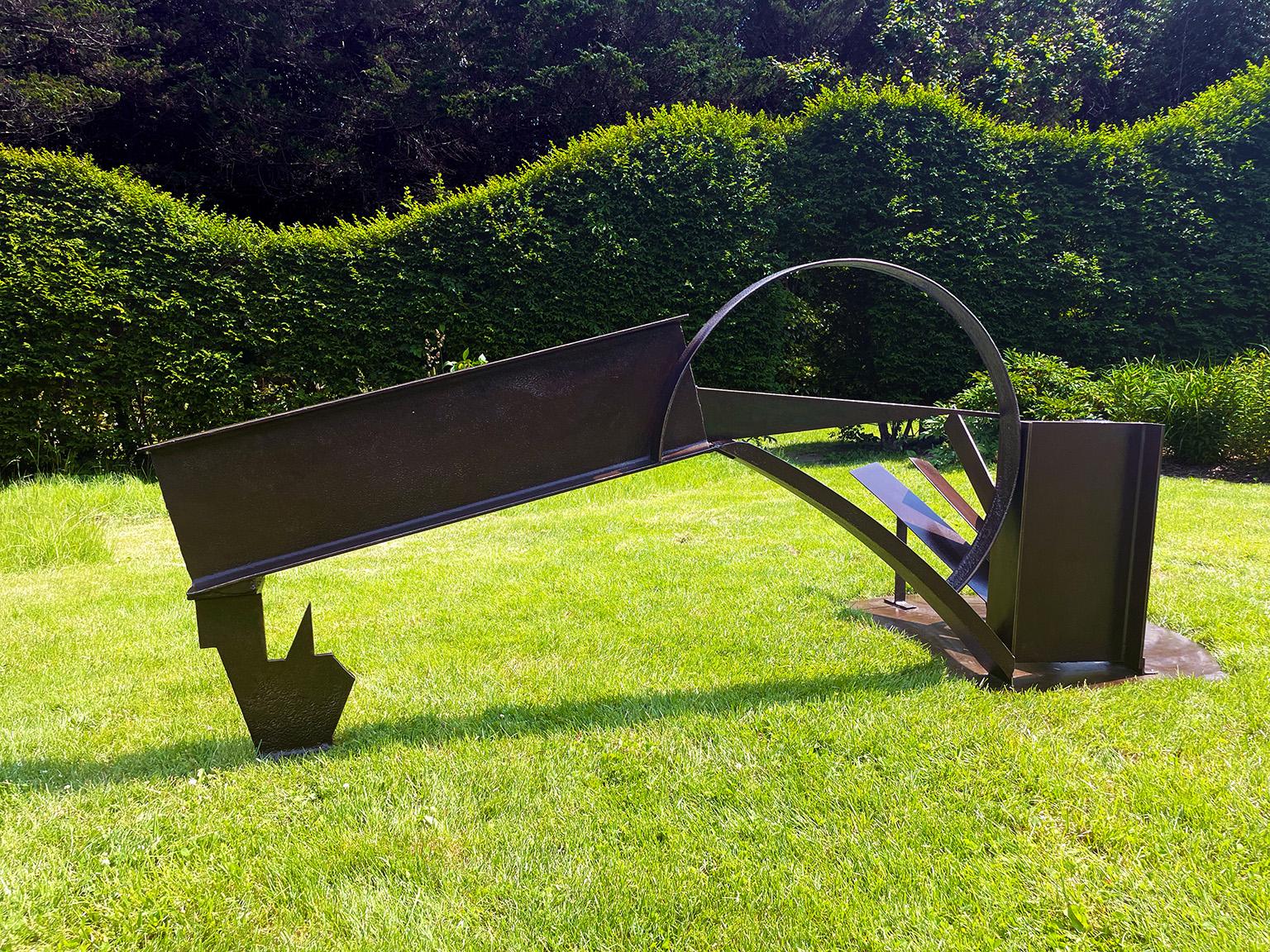 Carole Eisner Abstract Sculpture – "Fer Doug", Abstrakte, großformatige Metallskulptur für den Außenbereich aus geschweißtem Stahl