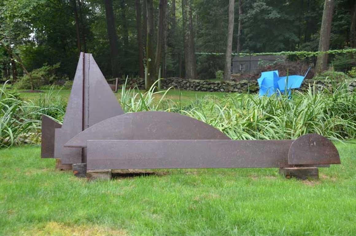 Abstract Sculpture Carole Eisner - Sculpture d'extérieur abstraite Kearsarge à grande échelle en acier