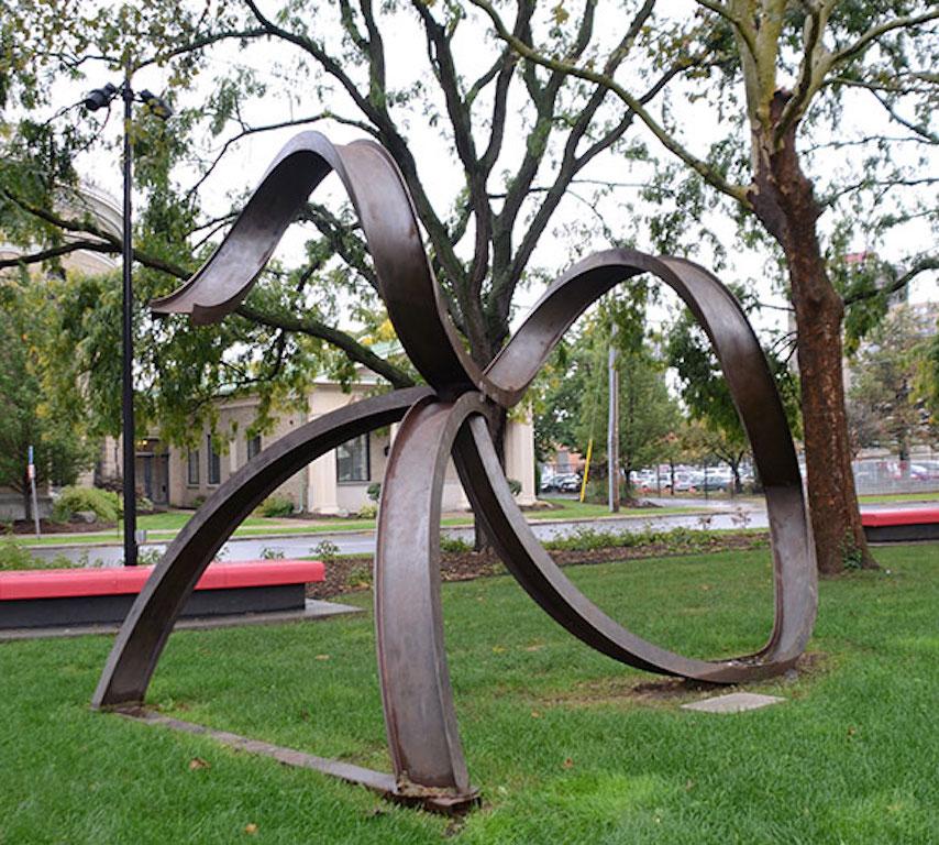 Sculpture d'extérieur de grande taille en acier « Swaosh », abstraite, organique et industrielle - Gris Abstract Sculpture par Carole Eisner