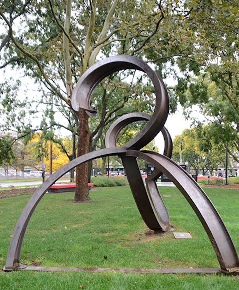 Abstract Sculpture Carole Eisner - Sculpture d'extérieur de grande taille en acier « Swaosh », abstraite, organique et industrielle