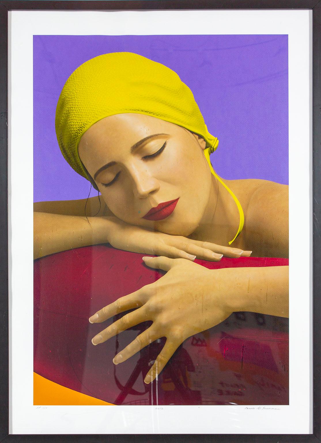 Carole Feuerman Portrait Print – Künstlerproof „Serena mit gelber Kapuze“ Mixed-Media-Druck von Carole A. Feuerman
