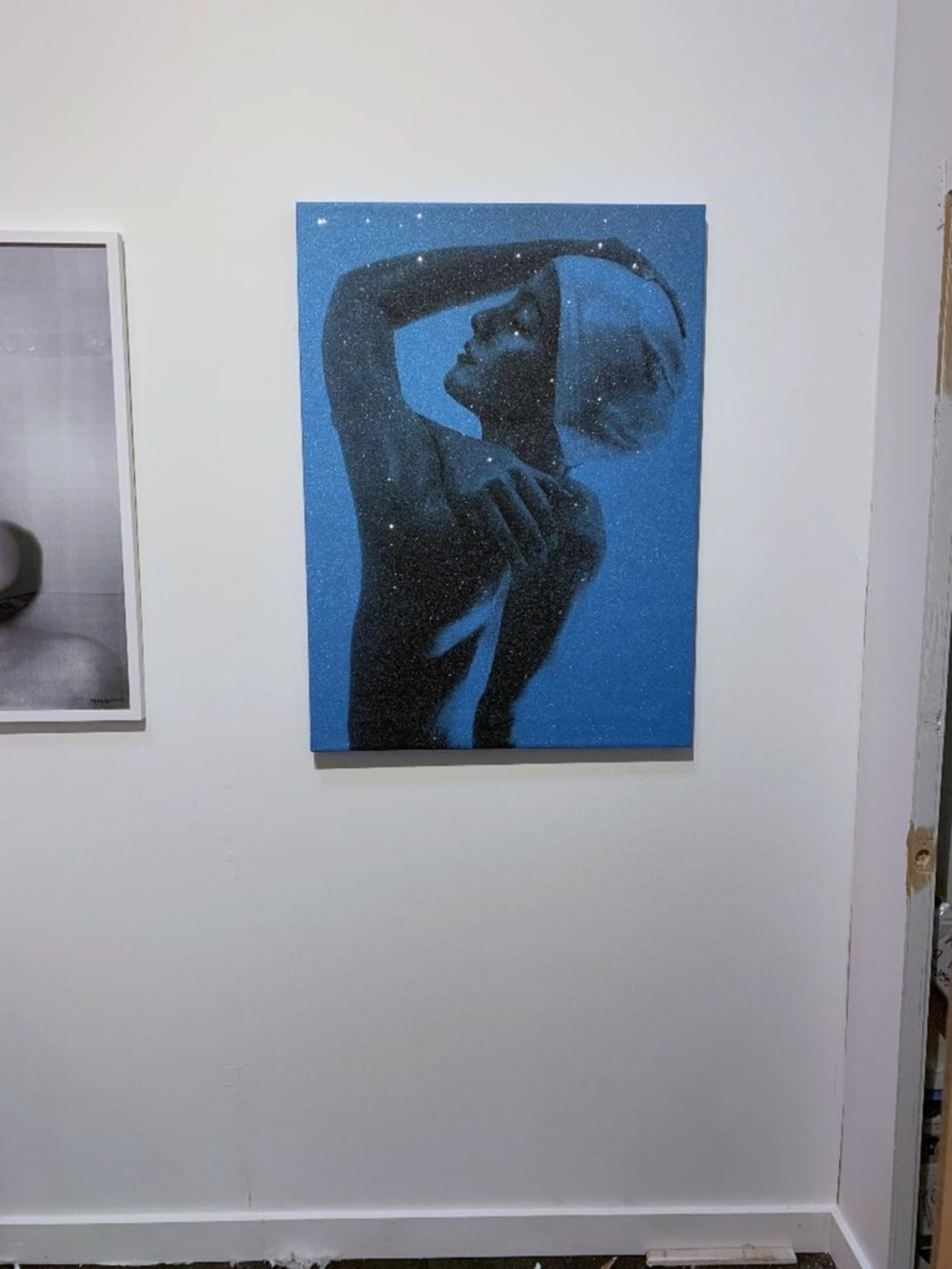 Carole Feuerman, Perfil de ducha (azul) con polvo de diamante sobre lienzo, firmado 10/10 en venta 3
