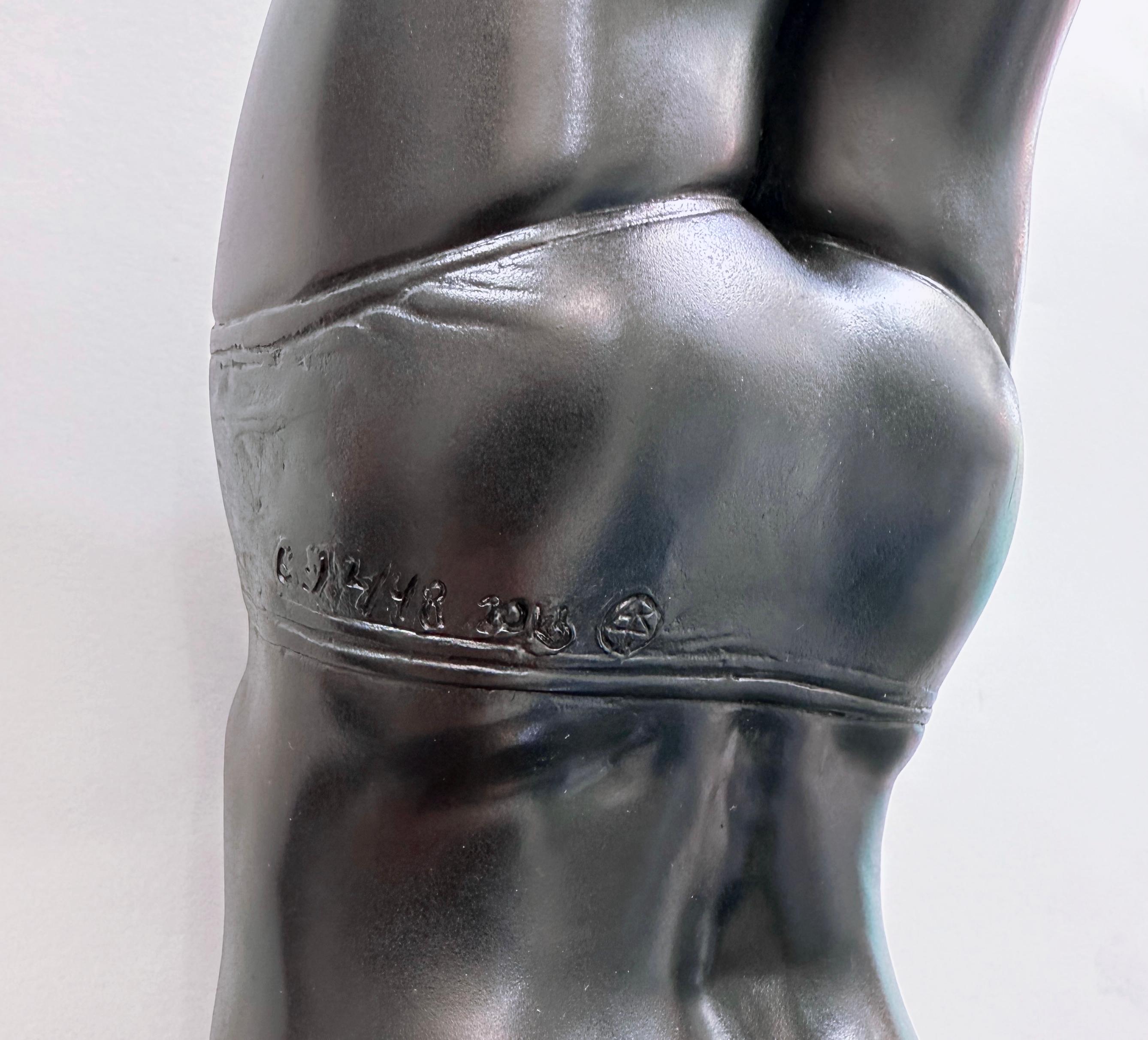 Scultura in bronzo con tappi in foglia d'oro 24K su base in granito. Variante di 48. 

Opera d'arte in ottime condizioni. Il certificato di autenticità è incluso. Non esitate a porci ulteriori domande.  Tutte le offerte ragionevoli saranno prese in