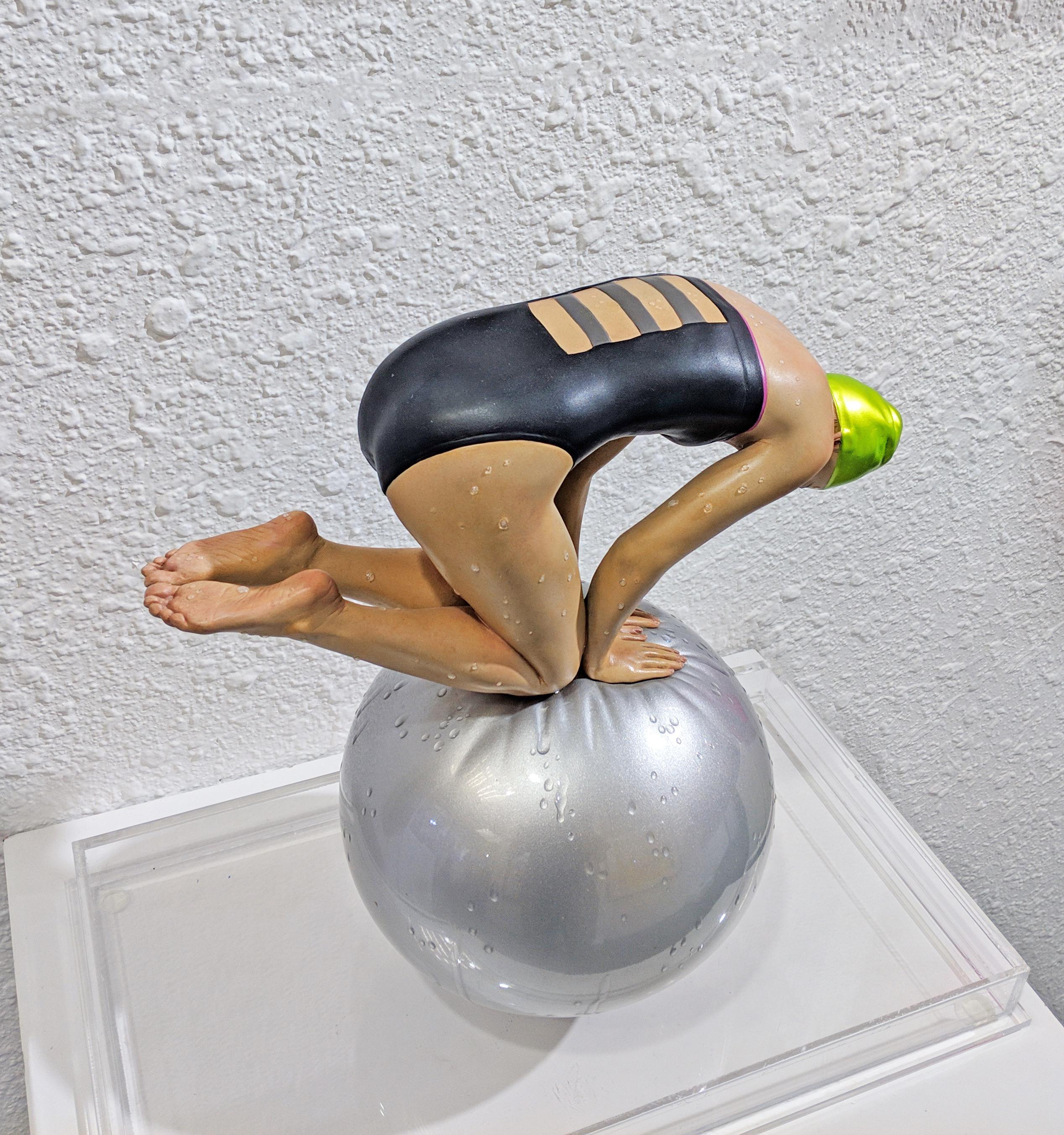 MINIATURE QUAN (GREEN CAP) - Sculpture by Carole Feuerman