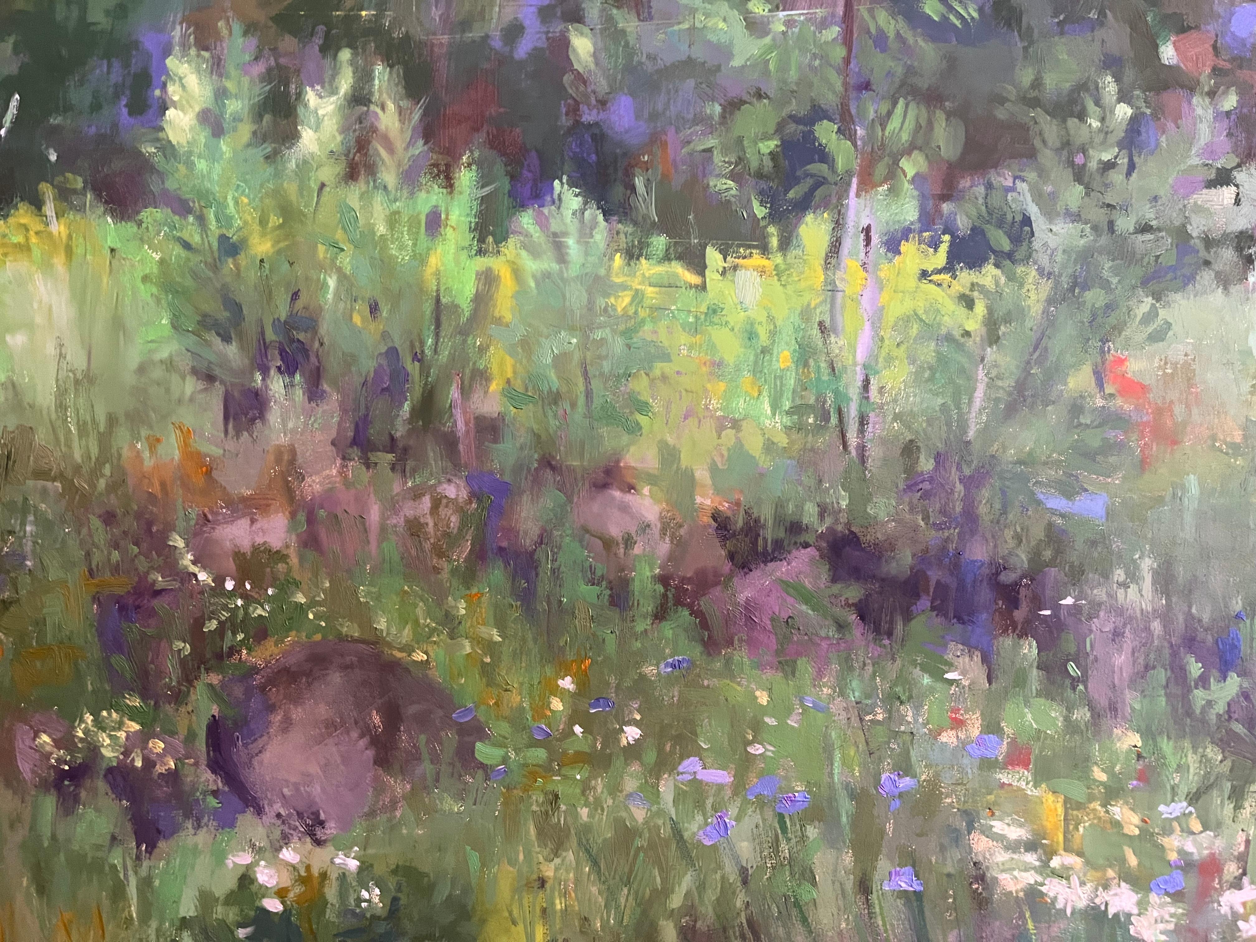 Un fresco prato verde primaverile è punteggiato da bottoni blu scapolo, ranuncoli e una profusione di margherite bianche saltellanti. Un'abbondanza di fiori selvatici in una serie di colori pastello si sparge sul campo. Questo dipinto a olio