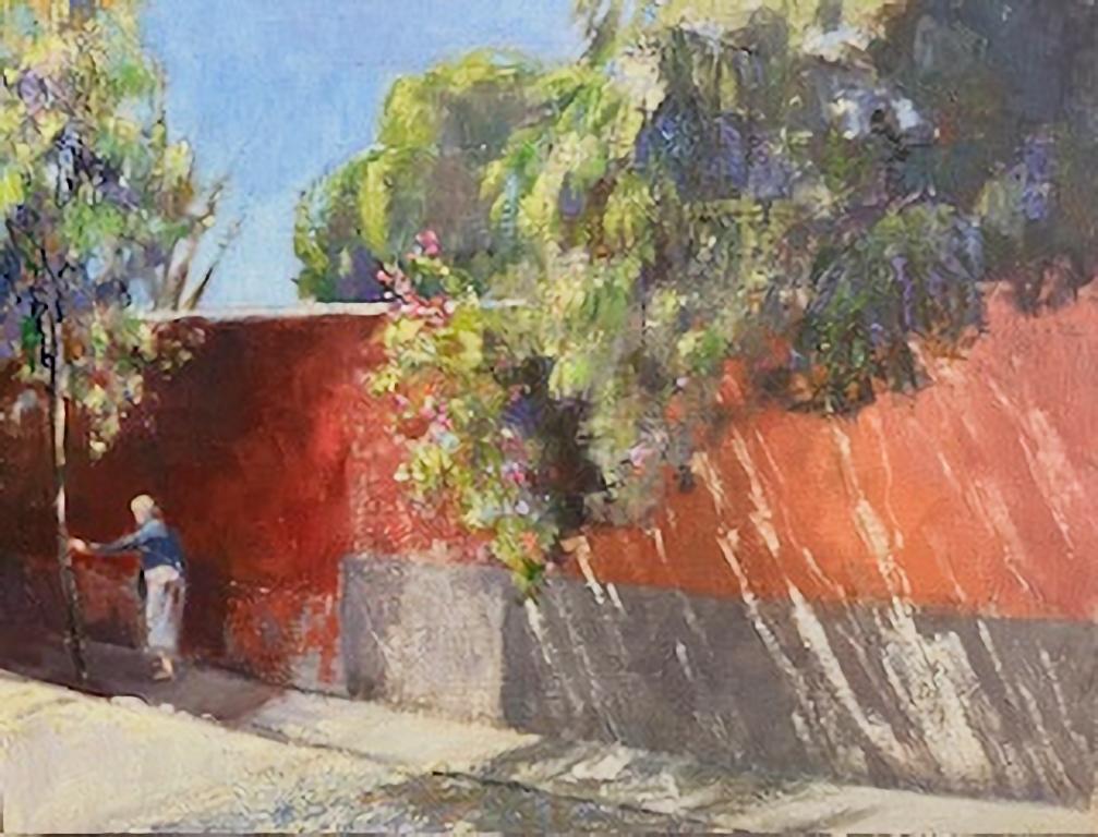 Eine ruhige Straße in San Miguel de Allende in Mexiko ist das Thema dieses Gemäldes von Carole Garland. Eine ältere Frau bahnt sich vorsichtig ihren Weg über einen schmalen Pfad und stützt sich dabei auf einen Baum. Die orangefarbene Wand spendet in