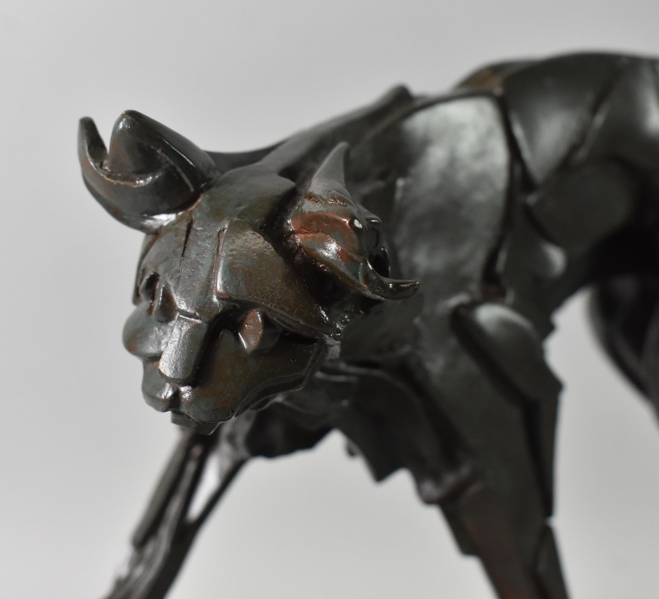 Escultura expresionista moderna de bronce fundido de Carole Harrison de un gato en movimiento con un diseño apilado y en capas. 15