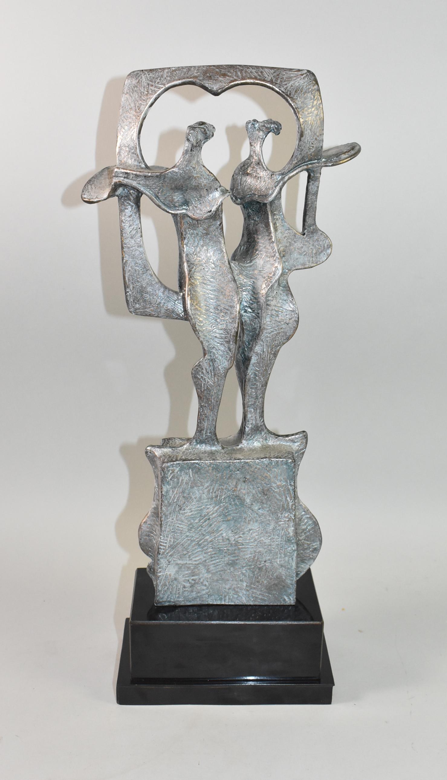 Scultura moderna in bronzo fuso di una coppia stilizzata circondata da un cuore. 16