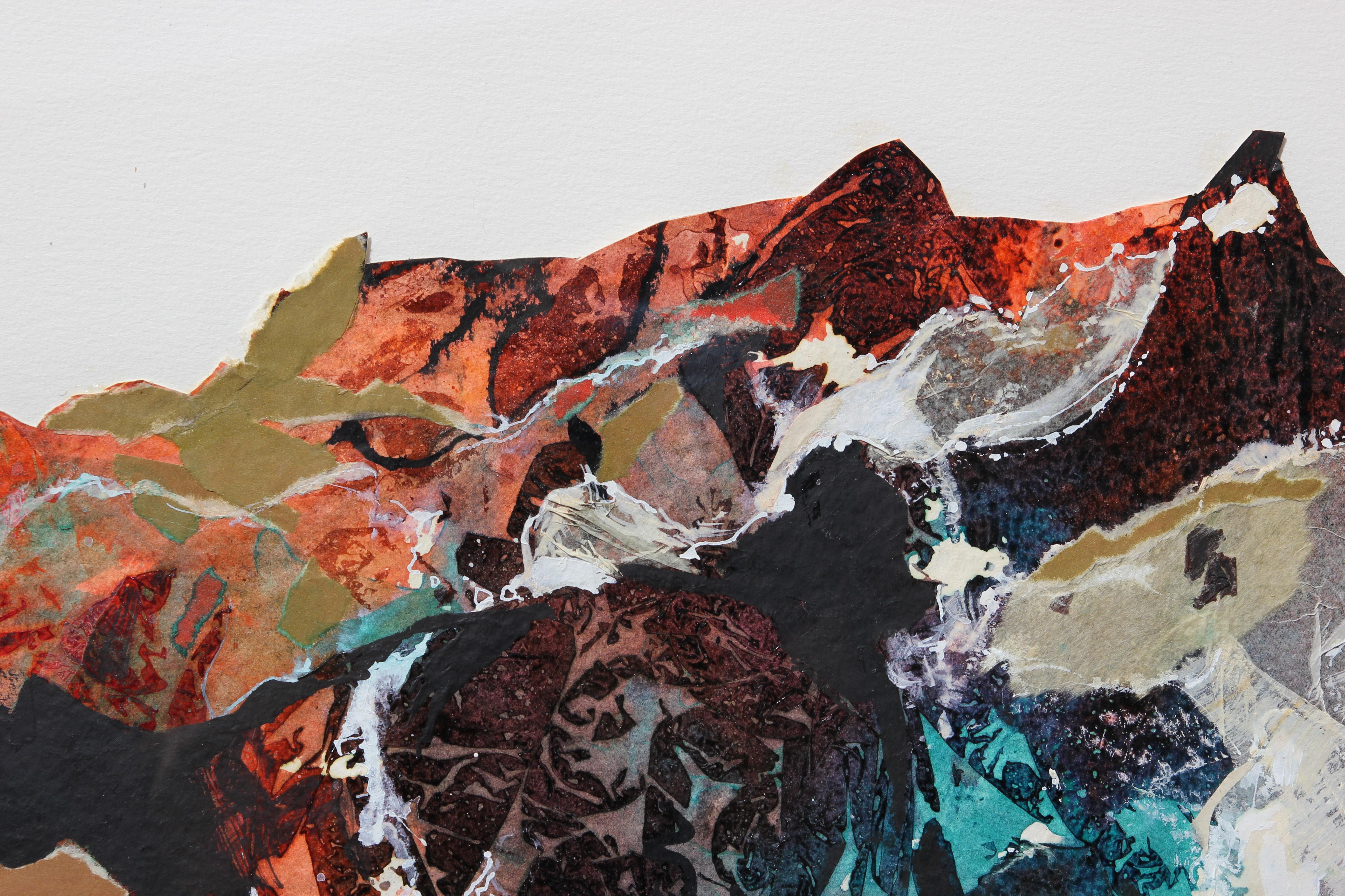 Peinture abstraite moderne de paysage aux tons neutres, réalisée par l'artiste texane Carole Myers. L'œuvre présente un collage de différents papiers texturés combinés à des peintures acryliques pour représenter la chaîne de montagnes Sierra Madre