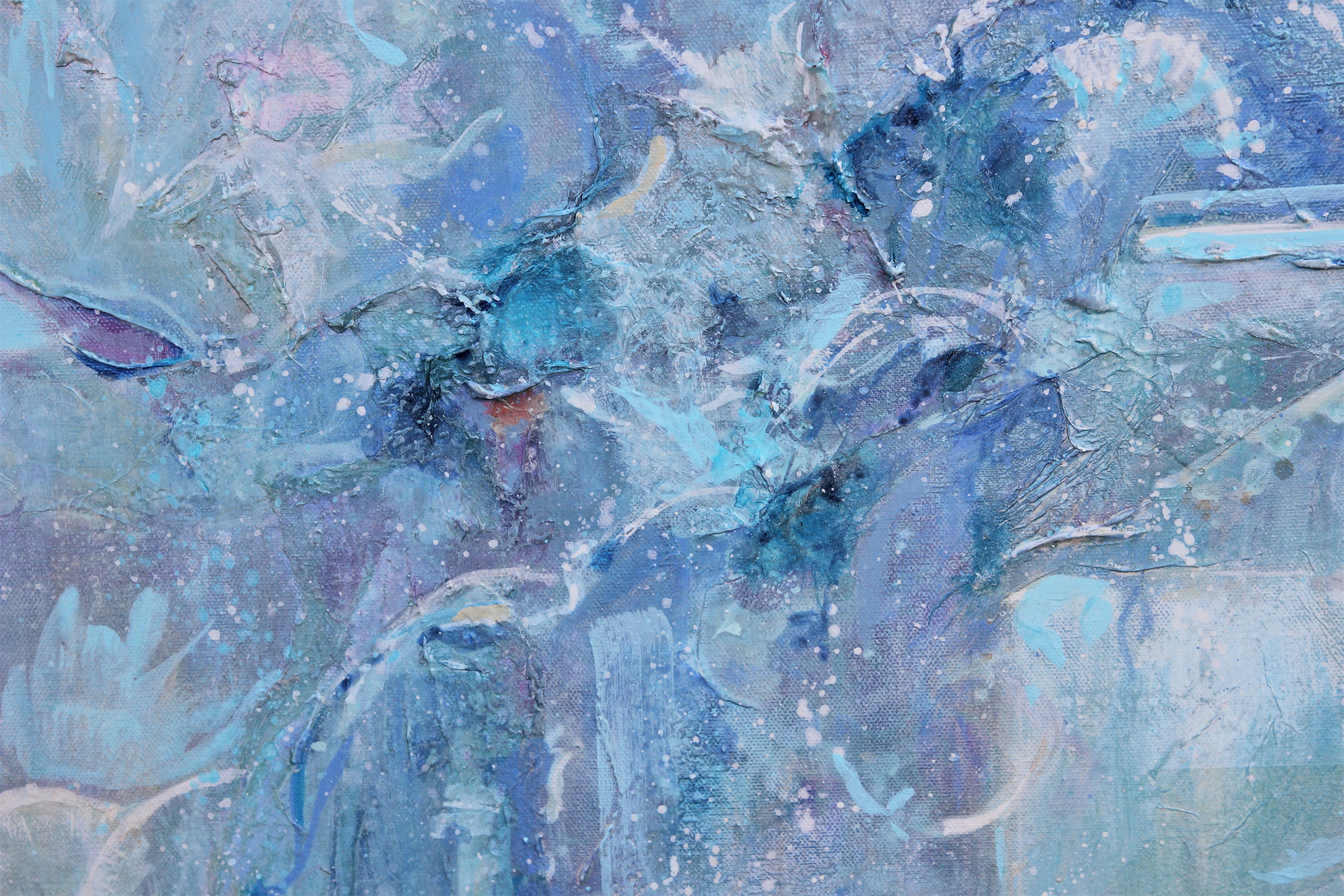 Peinture abstraite moderne de nature morte aux tons bleus, réalisée par l'artiste texane Carole Myers. L'œuvre présente des touches de couleur expressives formant librement une vue depuis une fenêtre. La pièce est signée à l'avant, dans le coin