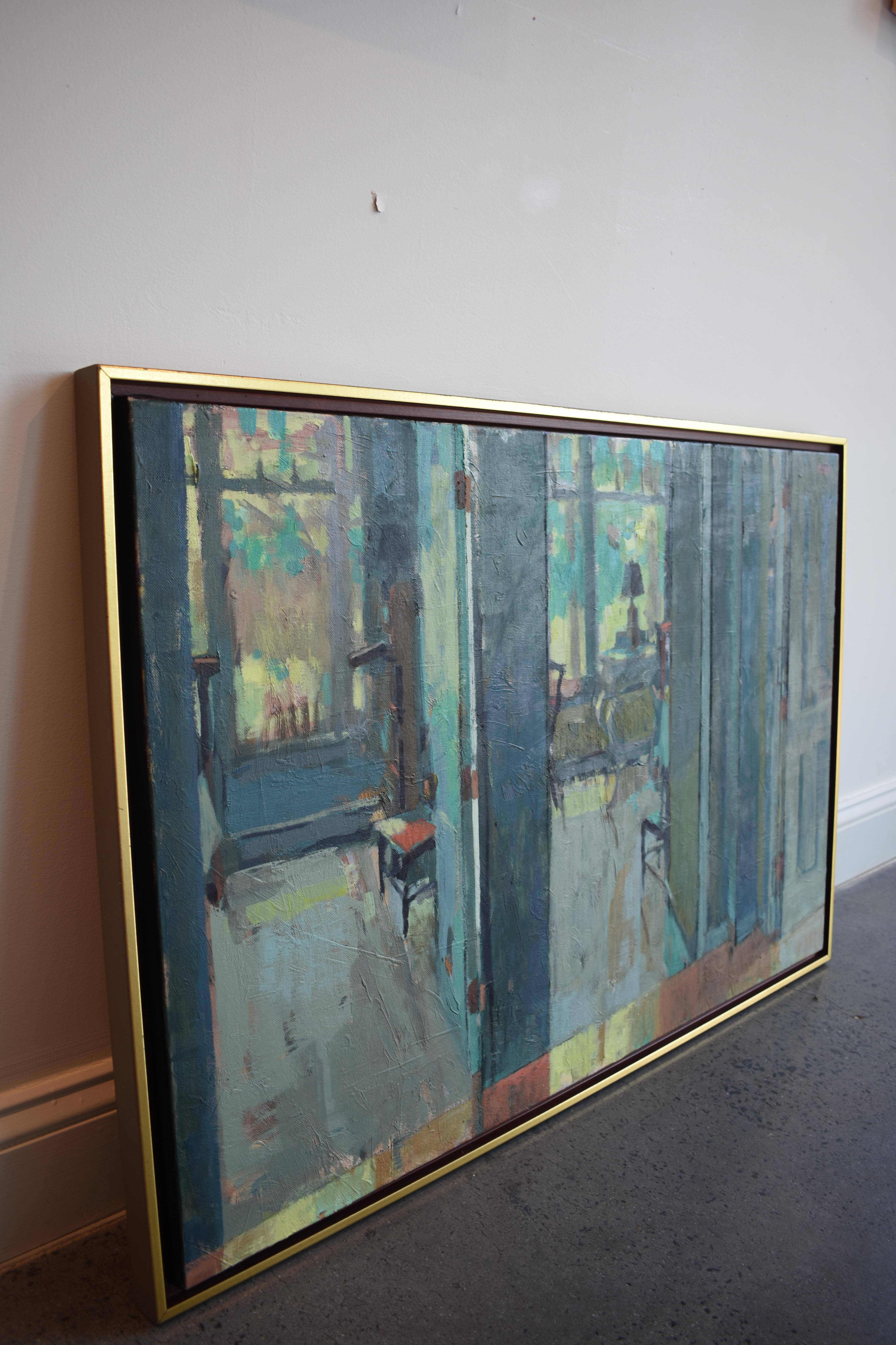 Carole Rabes Blue and Green ist ein beeindruckendes 24 x 36 Zoll großes Ölgemälde auf Leinwand, das die stille Poesie eines Innenraums offenbart. Rabe, die für ihren meisterhaften Umgang mit Licht bekannt ist, komponiert eine ruhige Abfolge von