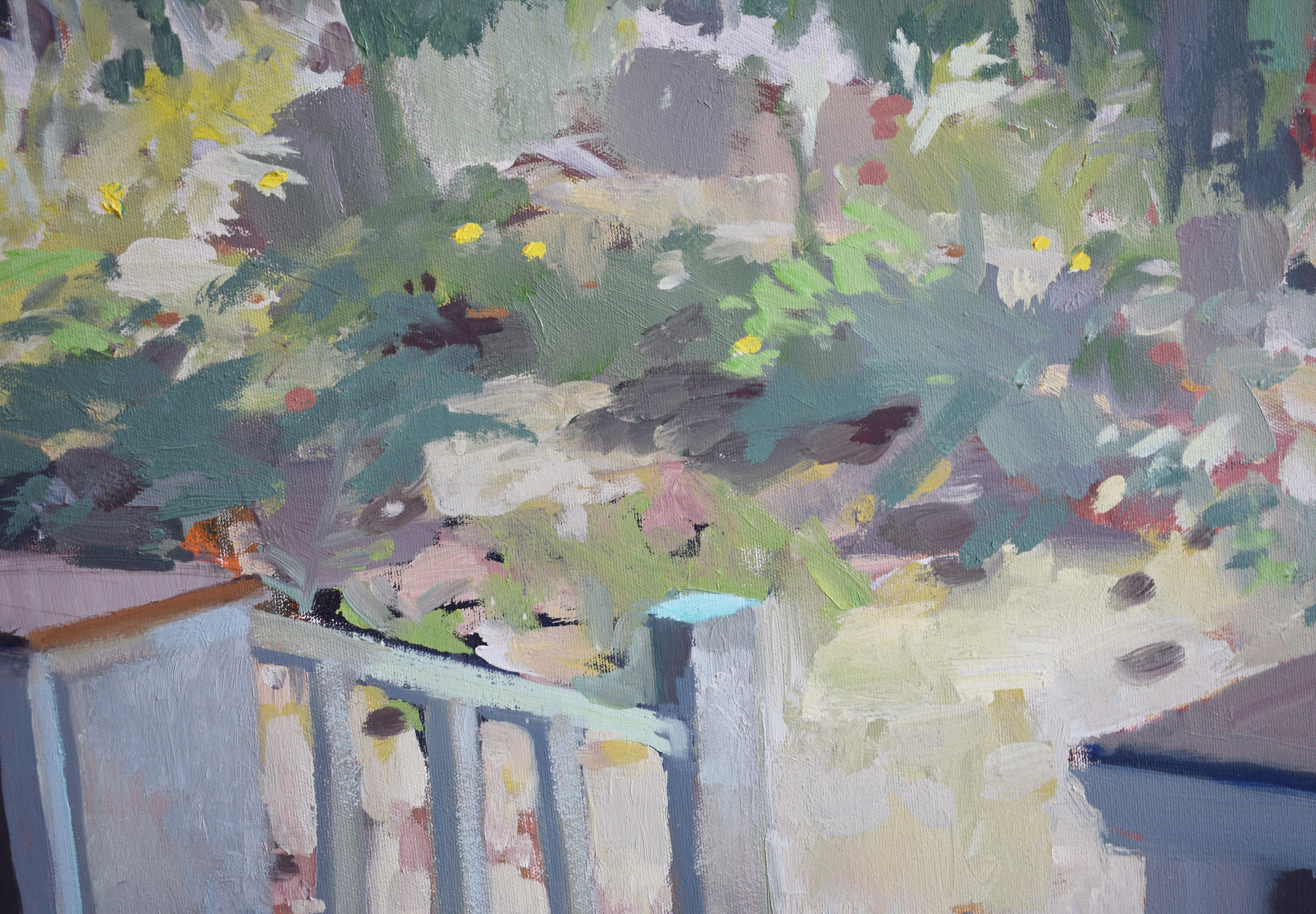 Summer on the Porch ist ein leuchtendes 28 x 24 Zoll großes Ölgemälde der gefeierten zeitgenössischen Realistin Carole Rabe, die für ihre Fähigkeit gefeiert wird, alltägliche Momente in poetische visuelle Erzählungen zu verwandeln. In dieser