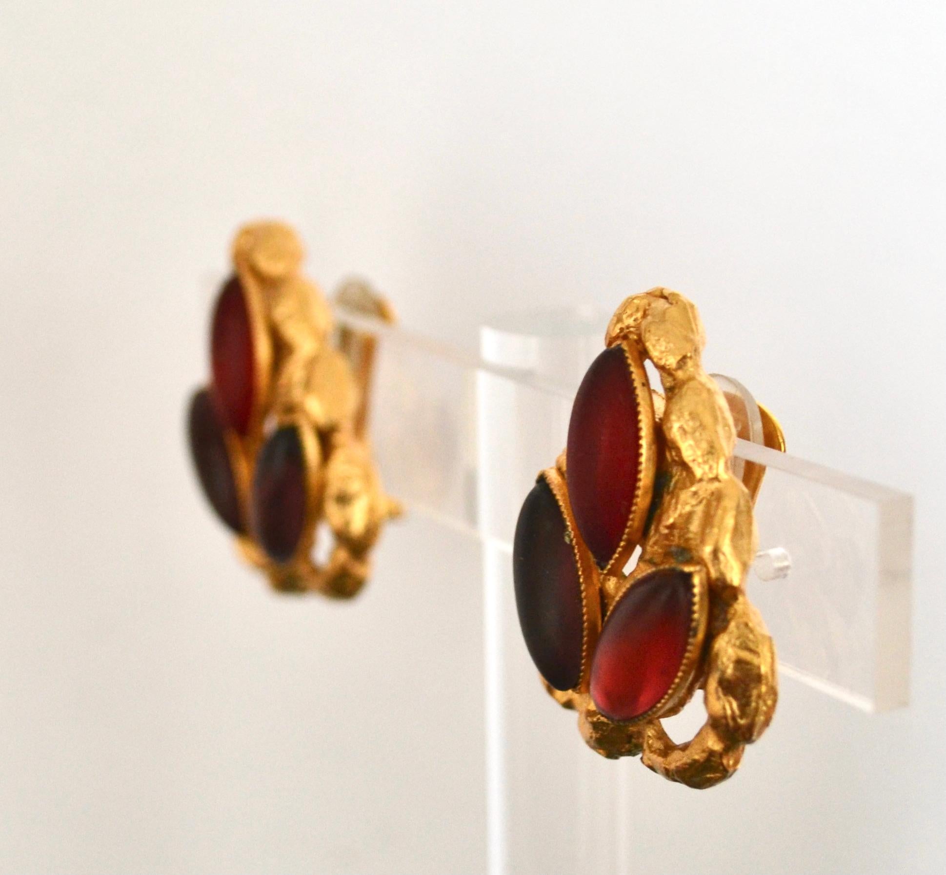 Herz-Ohrringe mit rosa und lila Steinen auf gehämmertem, vergoldetem Metall von der französischen Designerin Carole St Germes.
