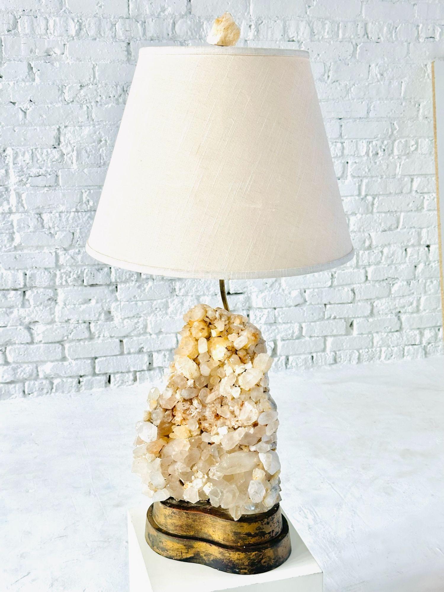 Lampada da tavolo in cristallo di quarzo Carole Stupell, anni '50.  Un originale mozzafiato.
Misure