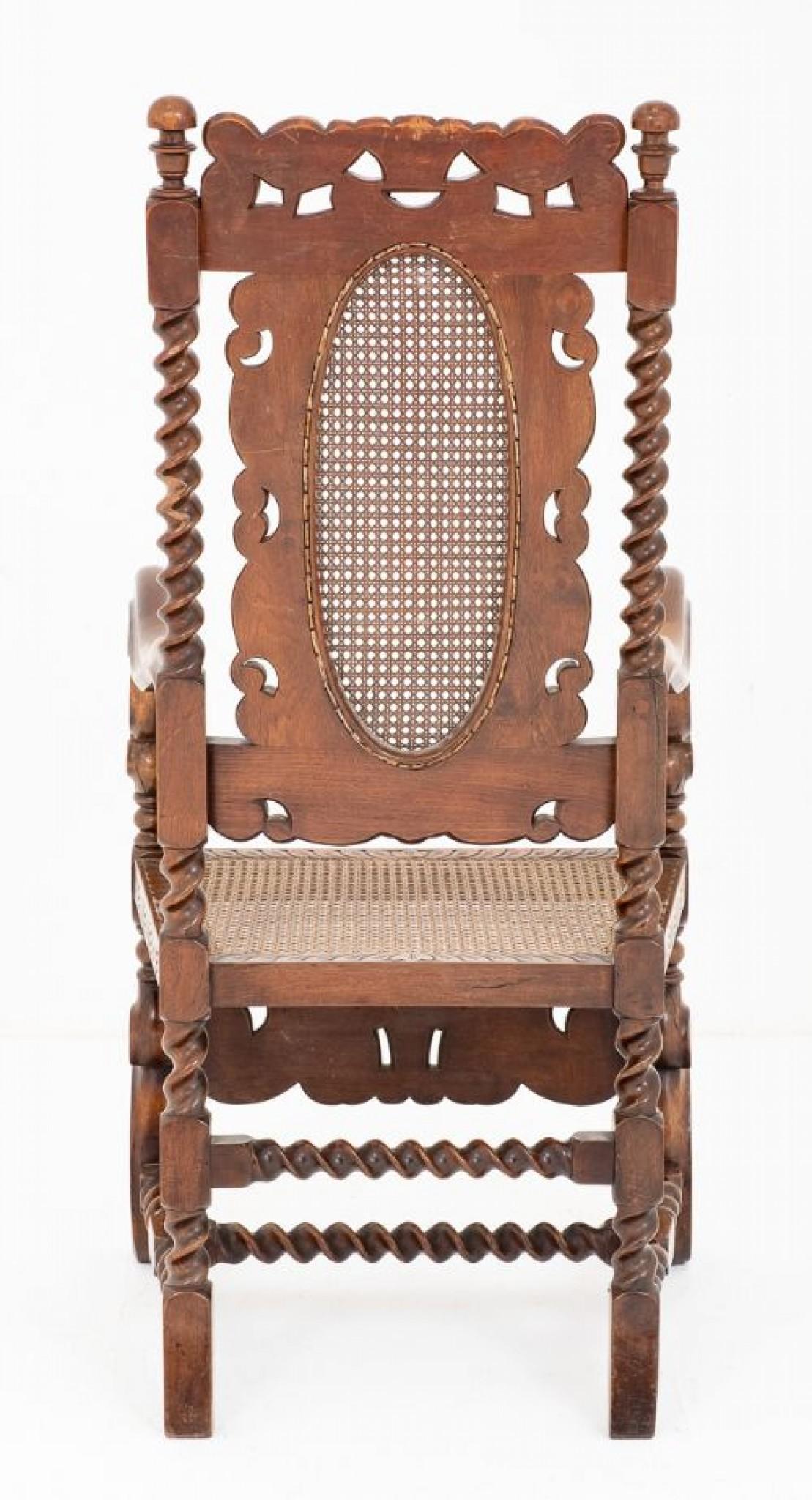 Très intéressante chaise à accoudoir en chêne sculpté de style carolorien.
Circa 1920
Reposant sur des pieds façonnés et sculptés typiques du style carolingien.
La façade est ornée d'un panier sculpté avec des fleurs et des rouleaux de la mer