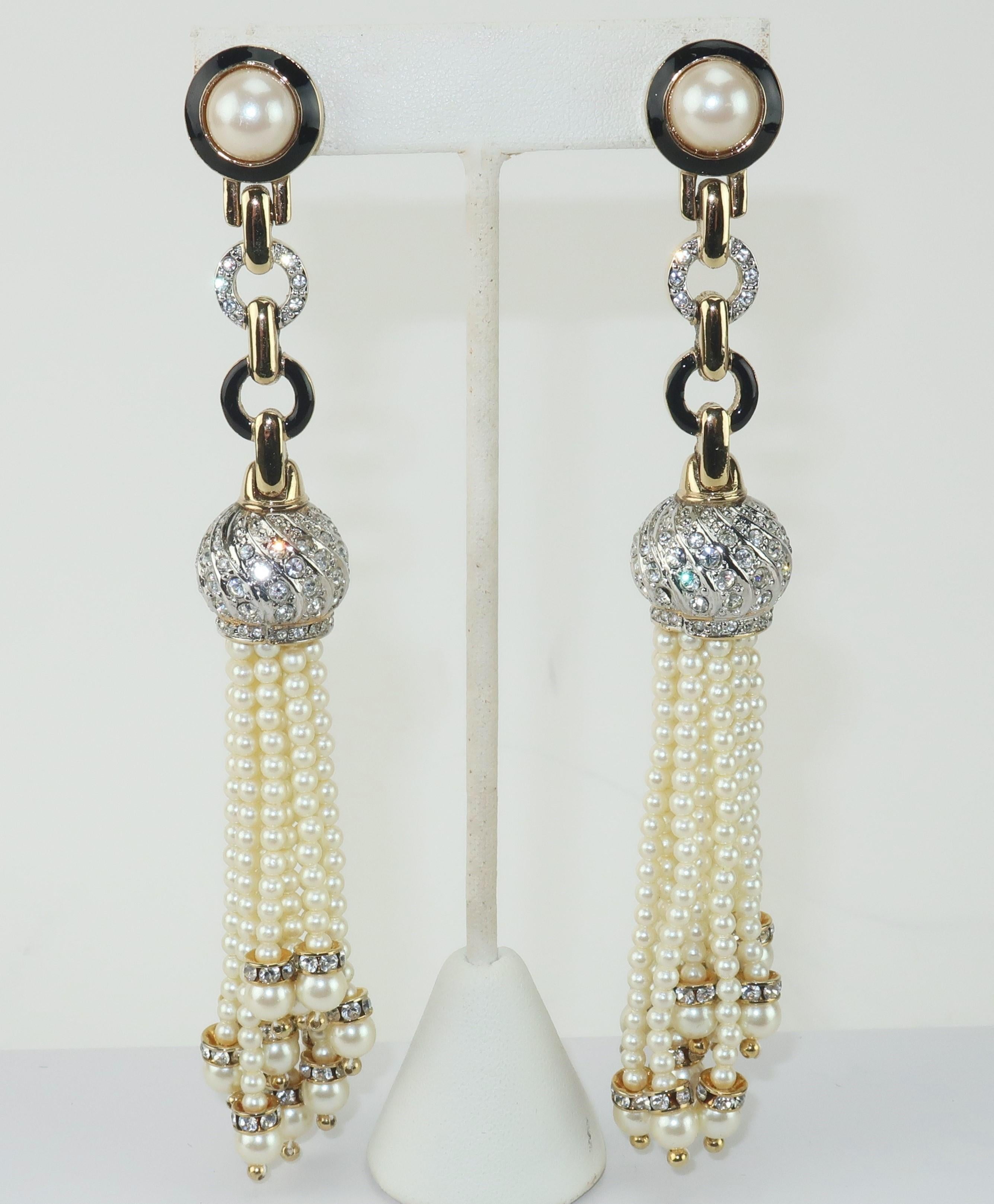 Vintage Carolee faux Perle, Strass und schwarze Emaille Quaste Ohrringe mit Clip auf Hardware.  Die übertriebene Länge und die artikulierte Bewegung der Ohrringe sind ein auffälliges Statement.  Signiert auf der Rückseite des Sockels.
CONDIT
In sehr