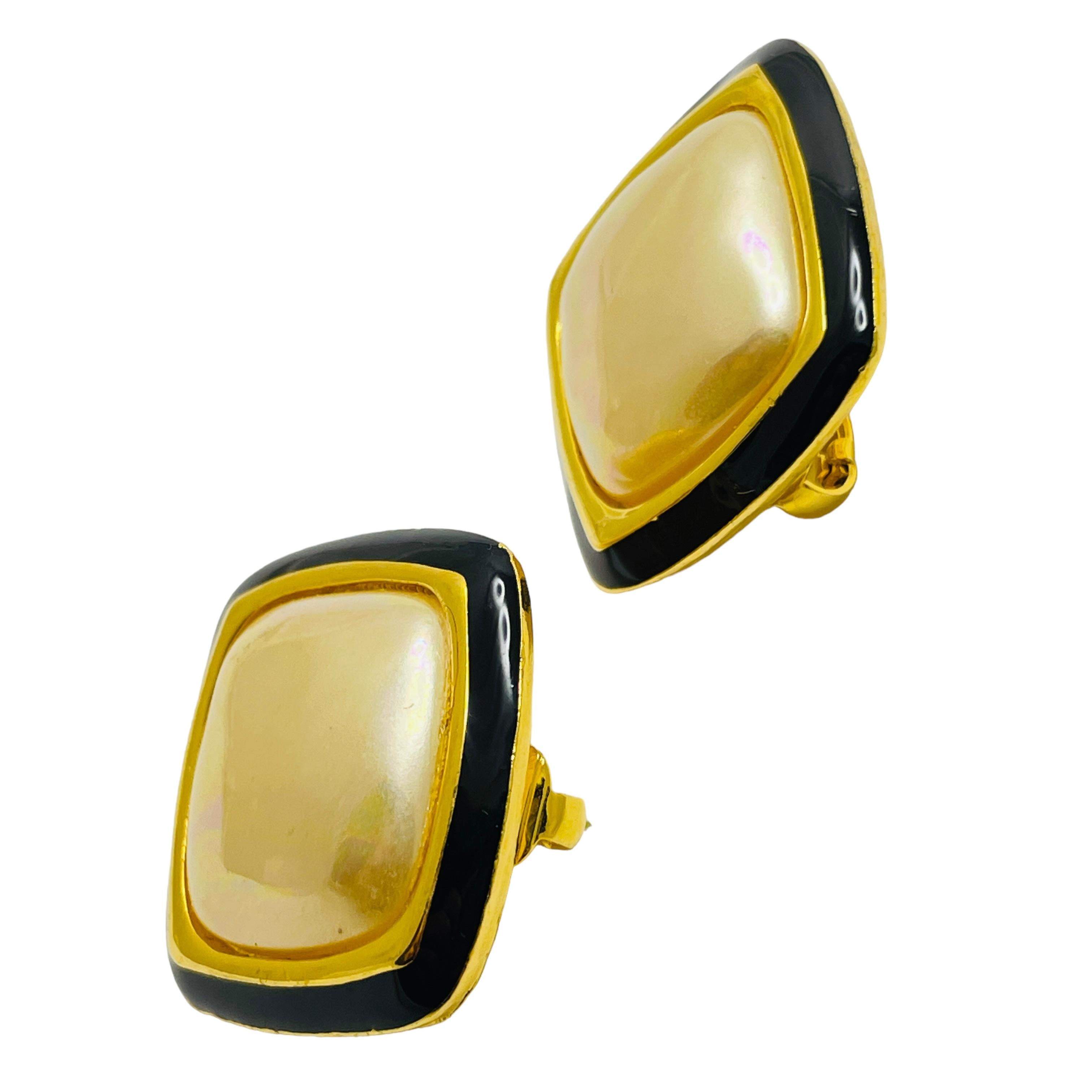 DETTAGLI

- firmato CAROLEE 

- tono oro con smalto e finte perle 

- orecchini vintage di design

MISURE  

- 1 1/8