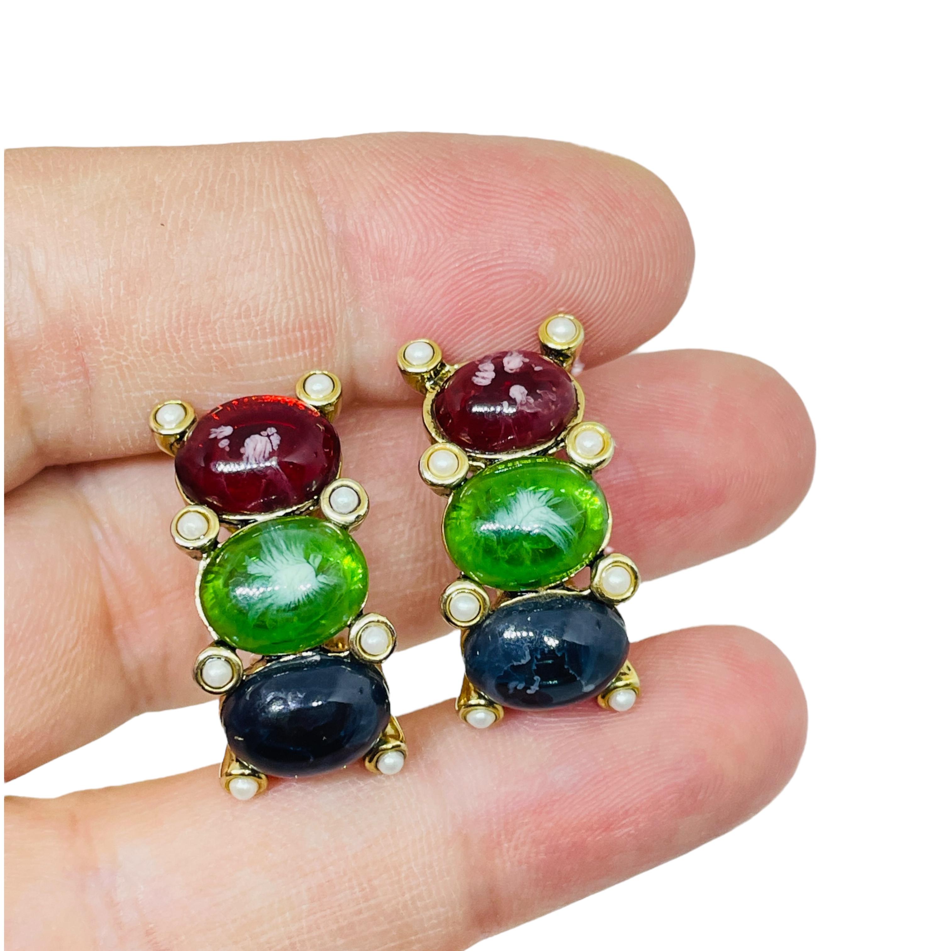 Carolee - boucles d'oreilles à clip en verre mogul signé rubis émeraude saphir Pour femmes en vente