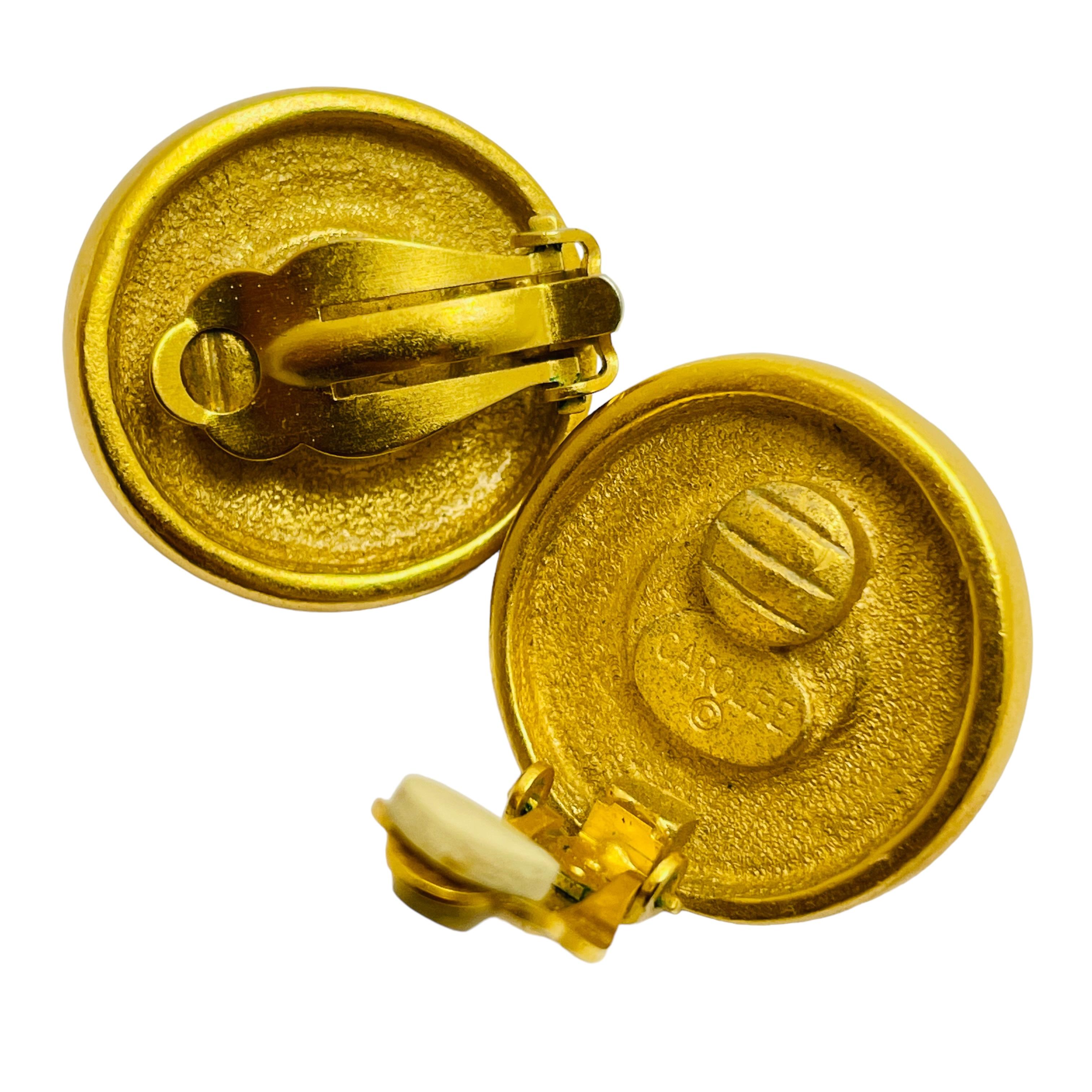 CAROLEE signed matte gold black cabochon designer clip on earrings In Good Condition For Sale In Palos Hills, IL