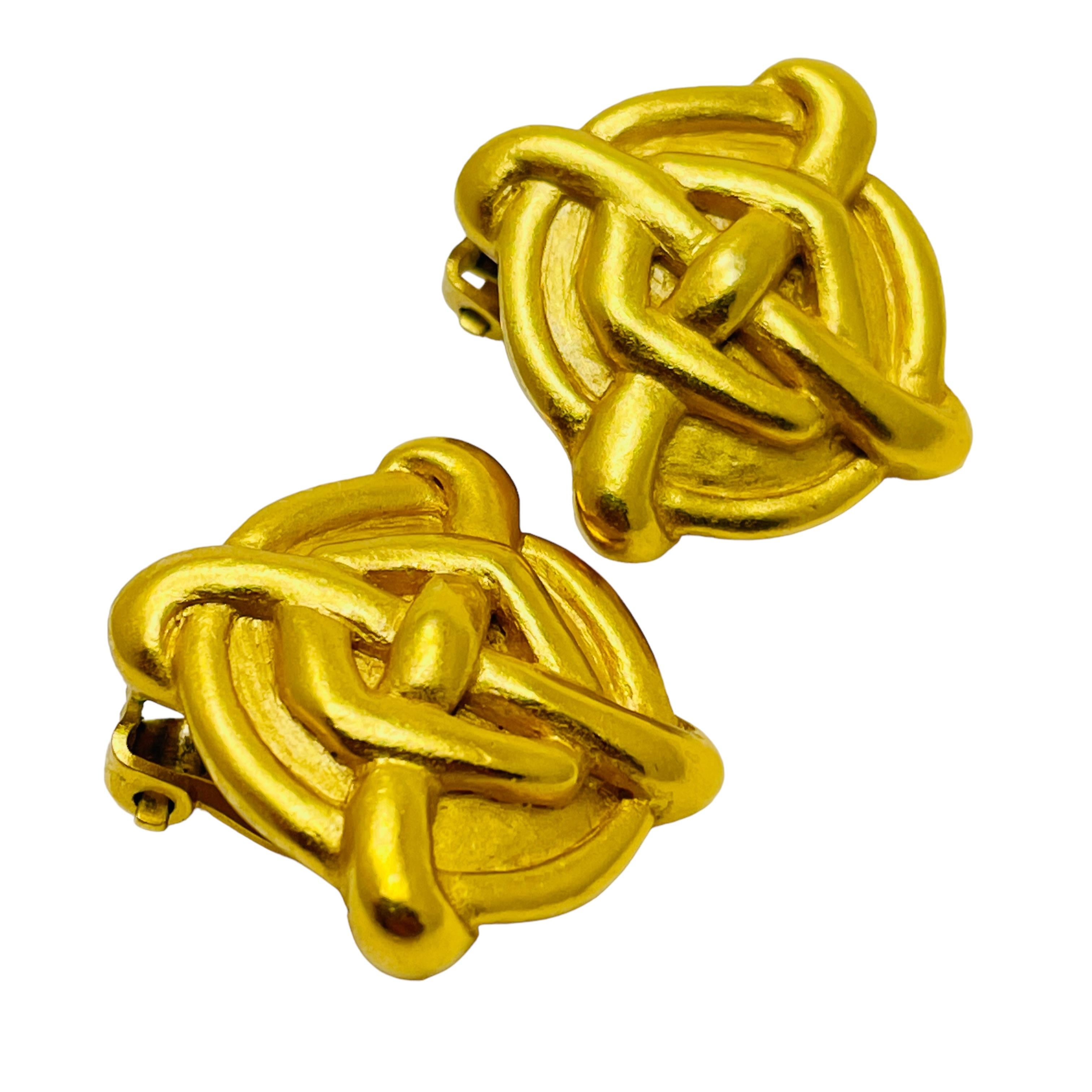 DETAILS

• signed CAROLEE 

• gold tone  

• vintage designer earrings

MEASUREMENTS  

• 

CONDITION

•  very good vintage condition with minimal signs of wear 

 Sku 43

❤️❤️  VINTAGE DESIGNER JEWELRY ❤️❤️

❤️❤️  ALEXANDER’S BOUTIQUE  ❤️❤️