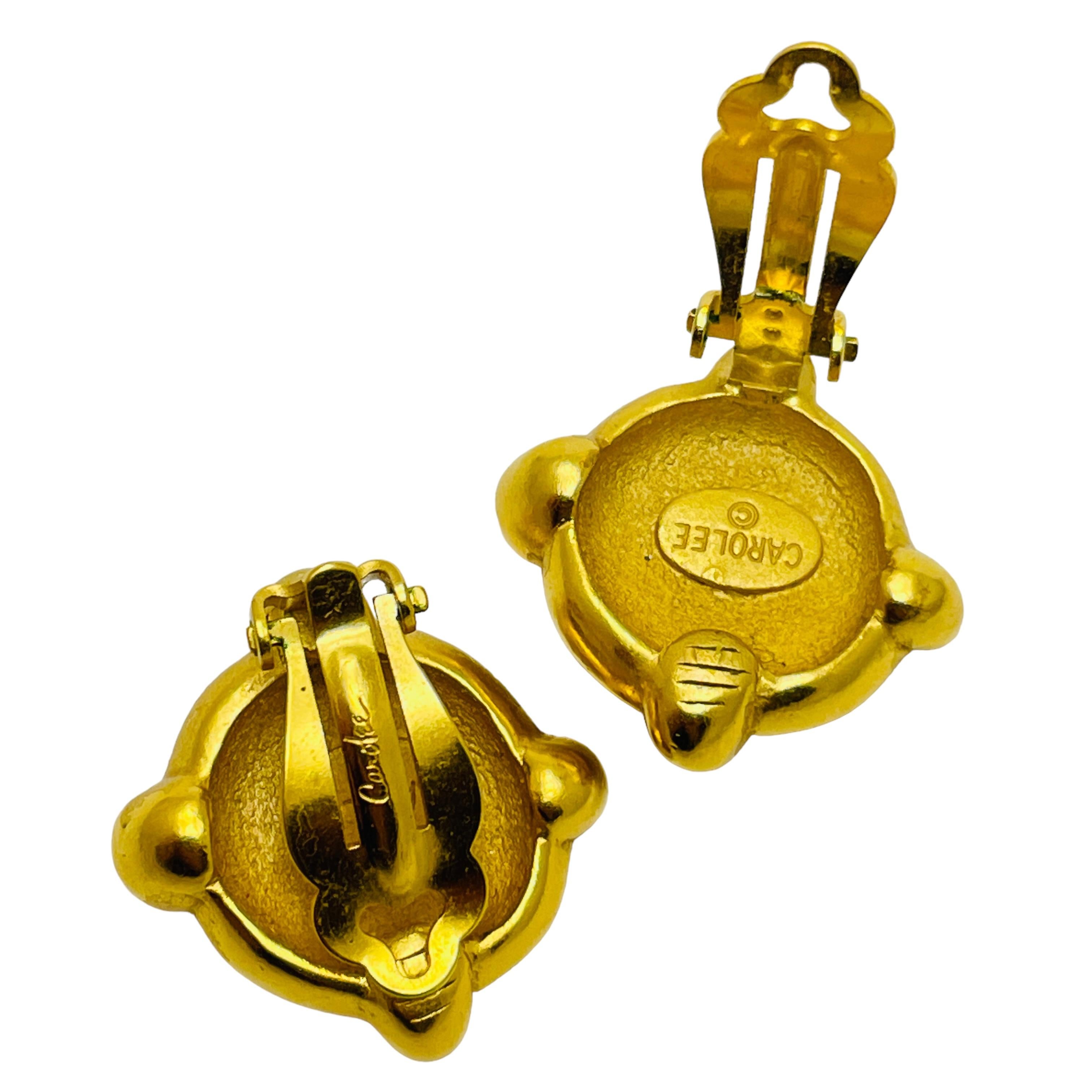 CAROLEE signed matte gold designer runway clip on earrings In Good Condition In Palos Hills, IL