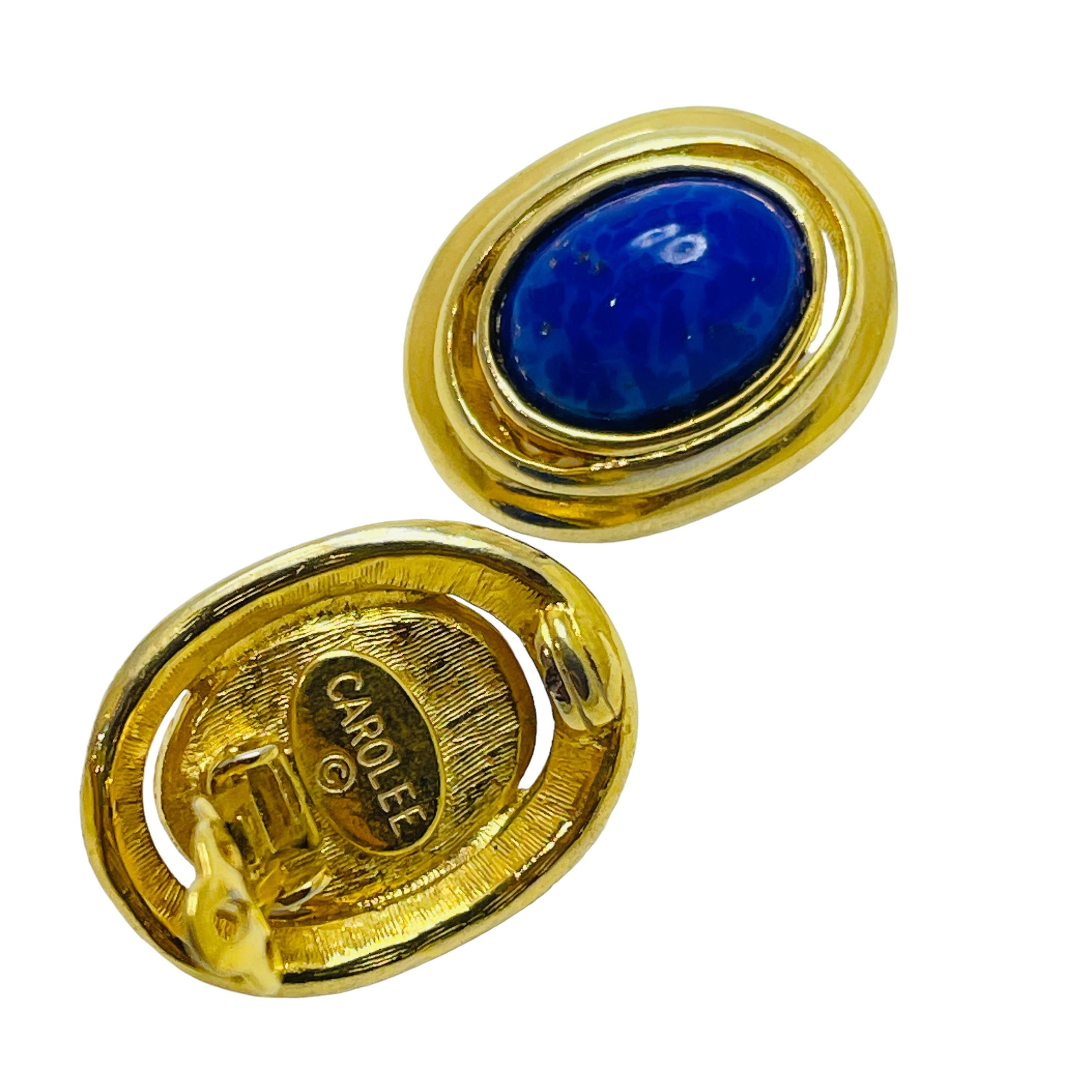CAROLEE signed vintage gold faux lapis designer runway clip on earrings In Good Condition For Sale In Palos Hills, IL