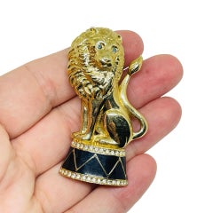 CAROLEE signed vintage gold tone enamel rhinestone lion designer brooch